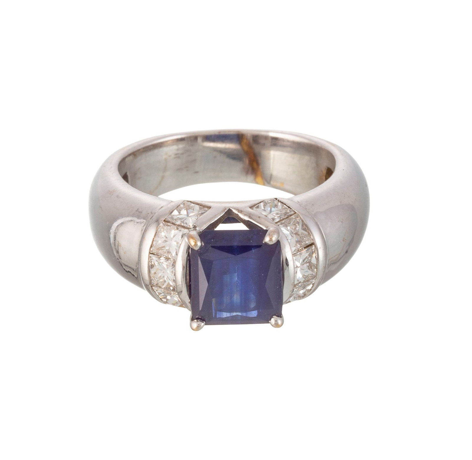 Bague or gris 750 sertie d'un saphir rectangulaire à pans coupés épaulé de diama - 2