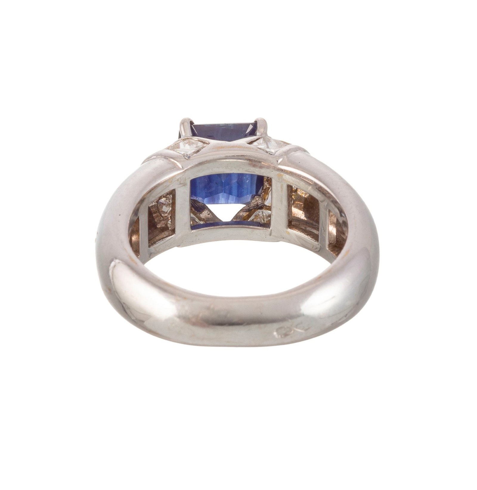 Bague or gris 750 sertie d'un saphir rectangulaire à pans coupés épaulé de diama - 3