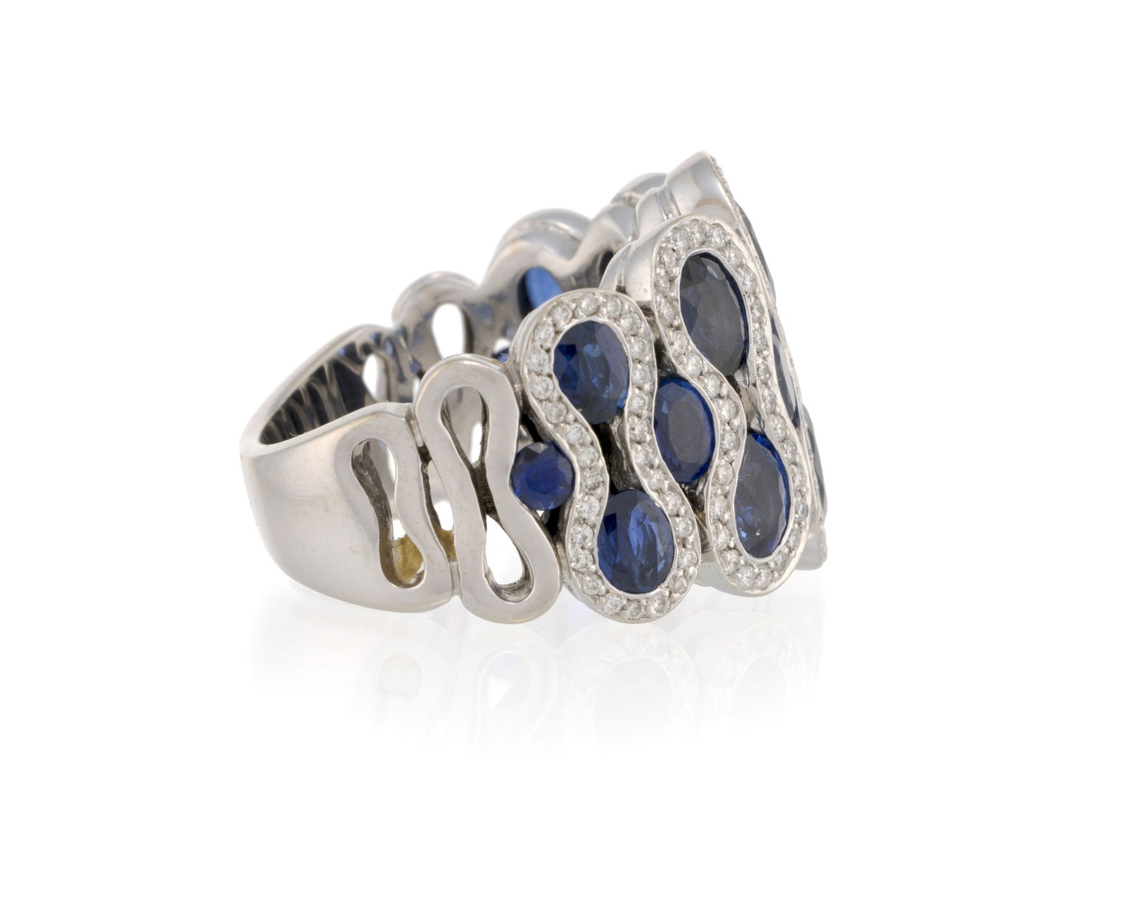 Bague or gris 750 sertie d'une ligne de diamants serpentant entre des saphirs ovales, doigt 51-11, 1 - 2