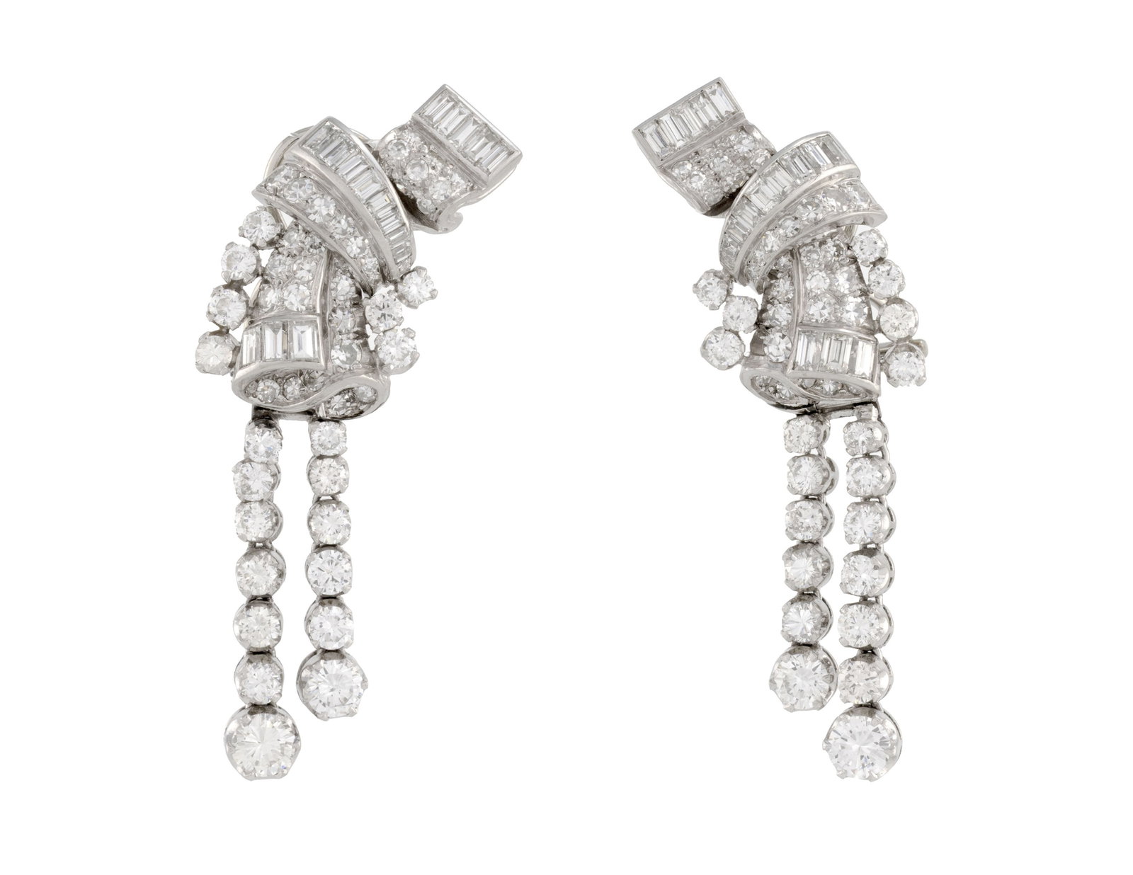 Paire de clips d'oreilles or gris 750 sertis de diamants taille brillant et baguette, h. 5.2 cm, 20g: Paire de clips d'oreilles or gris 750 sertis de diamants taille brillant et baguette, h. 5.2 cm, 20g Condition Montures: Bon état de conservation général. Présence de micro