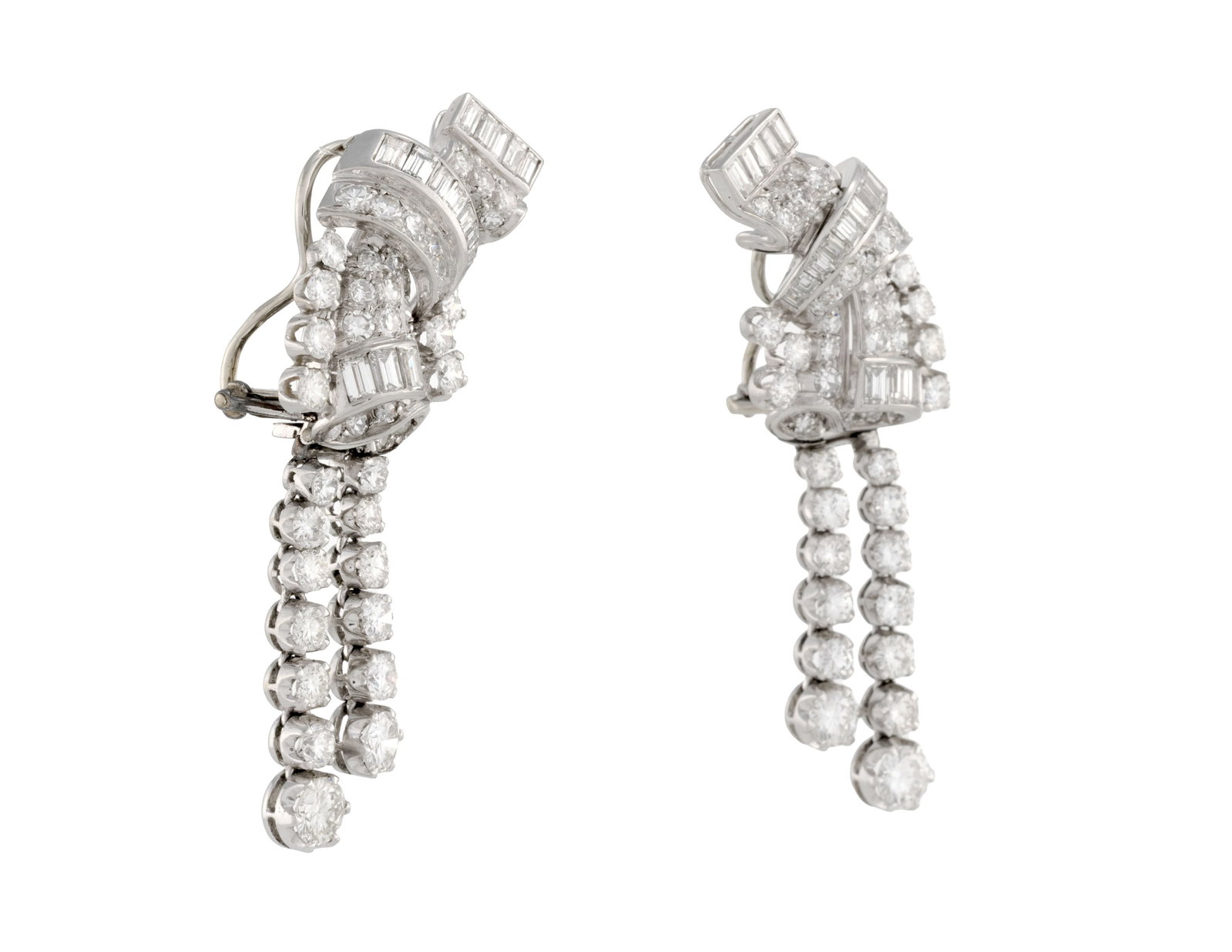 Paire de clips d'oreilles or gris 750 sertis de diamants taille brillant et baguette, h. 5.2 cm, 20g - 2
