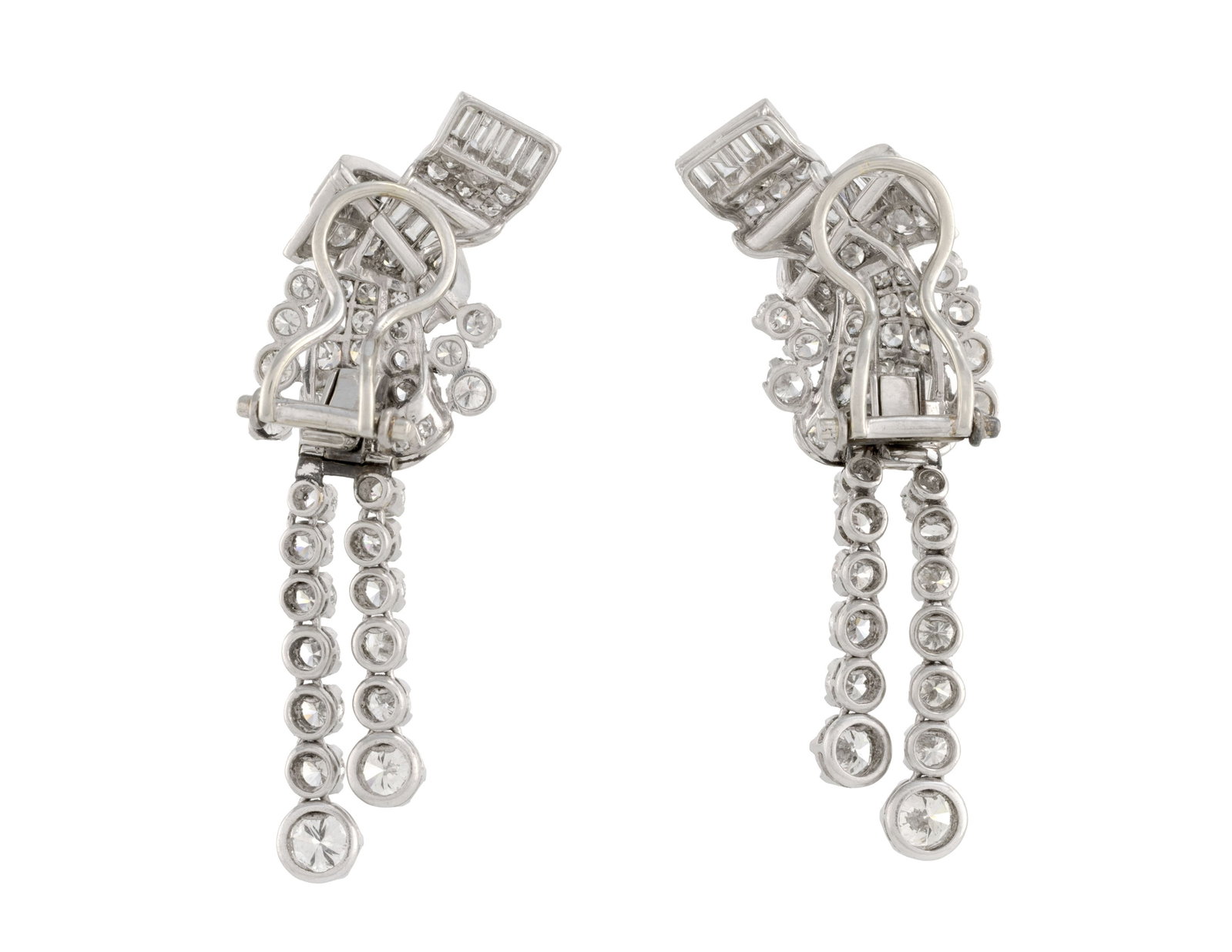 Paire de clips d'oreilles or gris 750 sertis de diamants taille brillant et baguette, h. 5.2 cm, 20g - 3
