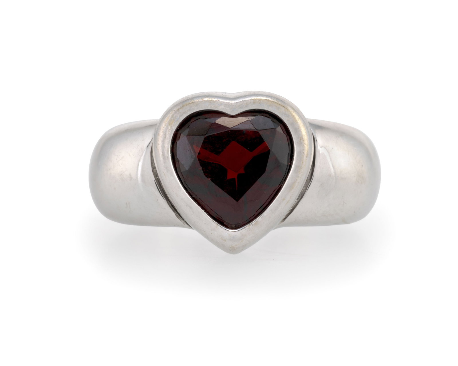 Piaget, bague or gris 750 sertie d'un grenat taille cœur, signée, numérotée CO25: Piaget, bague or gris 750 sertie d'un grenat taille cœur, signée, numérotée CO2569, doigt 55-15, 13g Condition Monture: Bon état de conservation général.