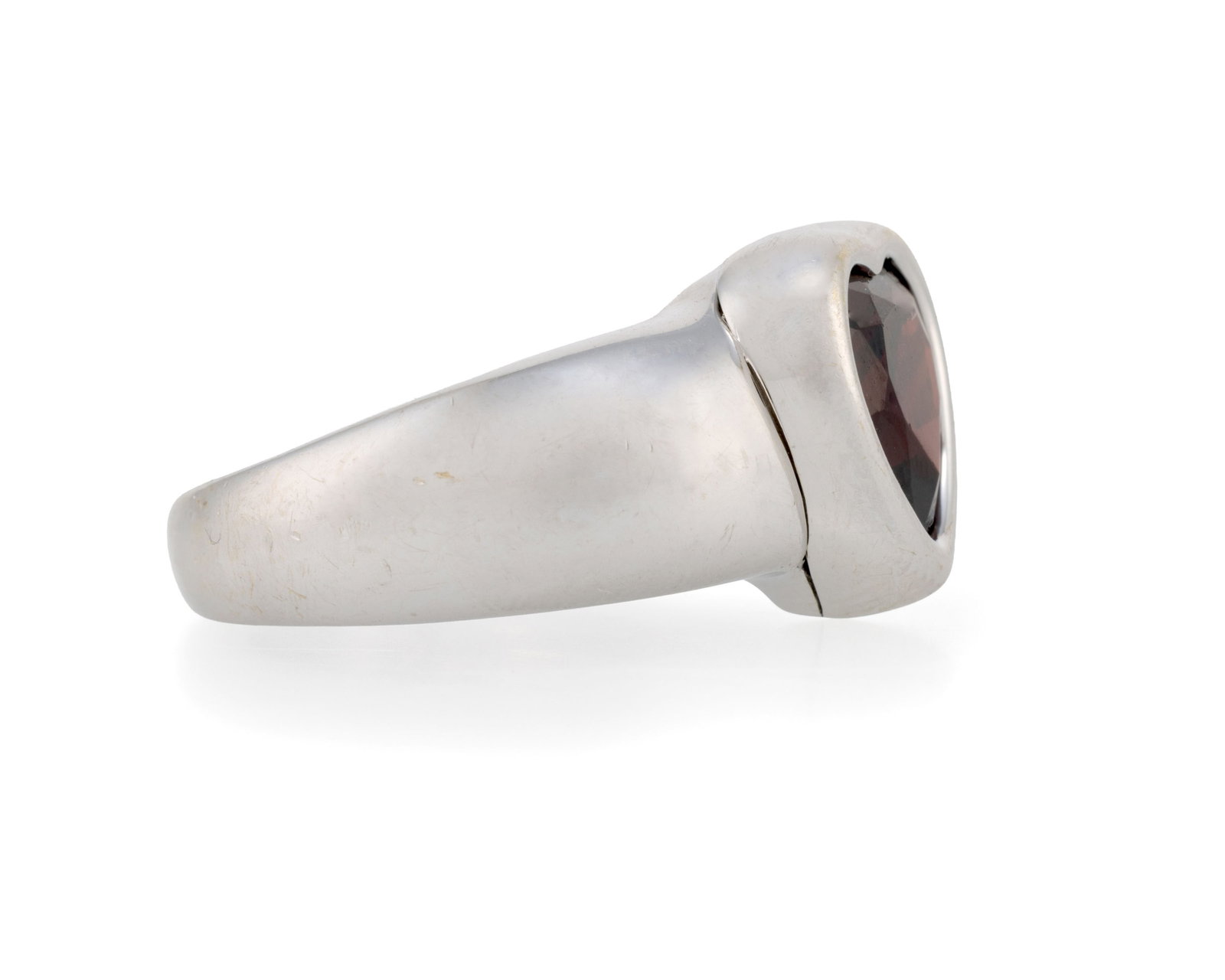 Piaget, bague or gris 750 sertie d'un grenat taille cœur, signée, numérotée CO25 - 2