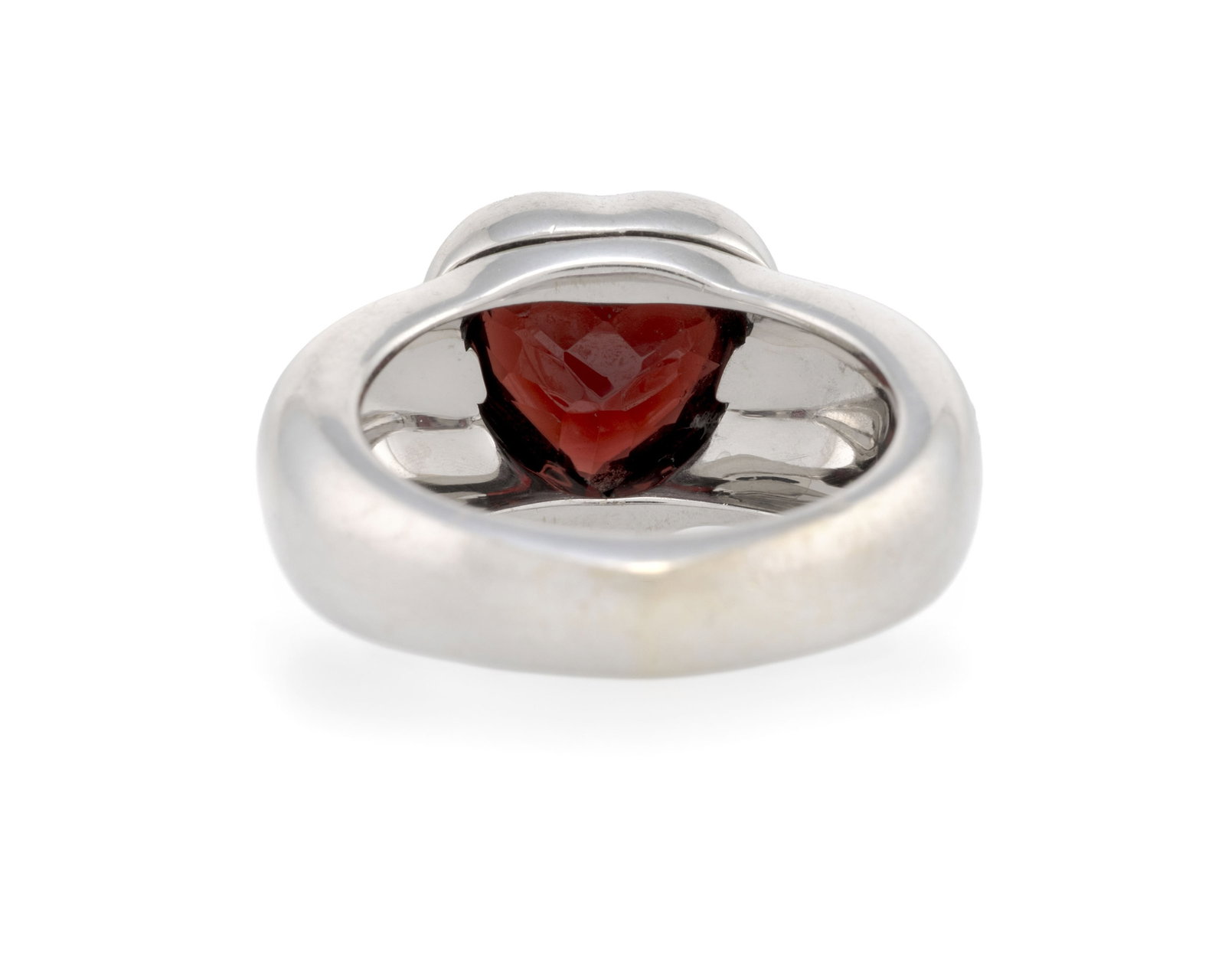 Piaget, bague or gris 750 sertie d'un grenat taille cœur, signée, numérotée CO25 - 3