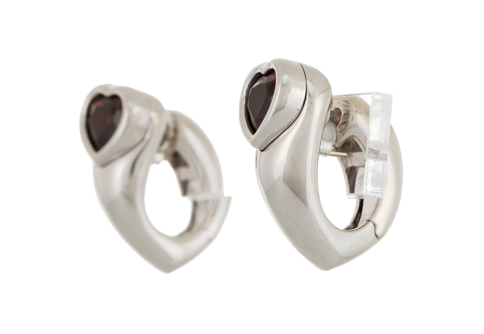 Piaget, paire de boucles d'oreilles or gris 750 serties de deux grenats taille cœur, signé - 2