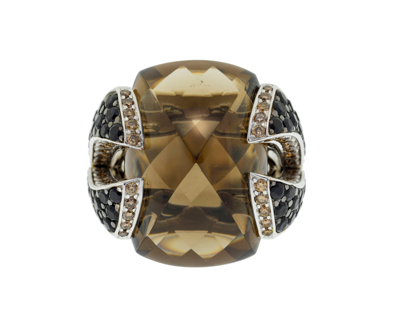Bague en or gris 750 sertie d'un quartz fumé pain de sucre rehaussé de saphirs noirs et de: Bague en or gris 750 sertie d'un quartz fumé pain de sucre rehaussé de saphirs noirs et de diamants bruns taille brillant, doigt 56-16, 18g Condition Bon état de conservation