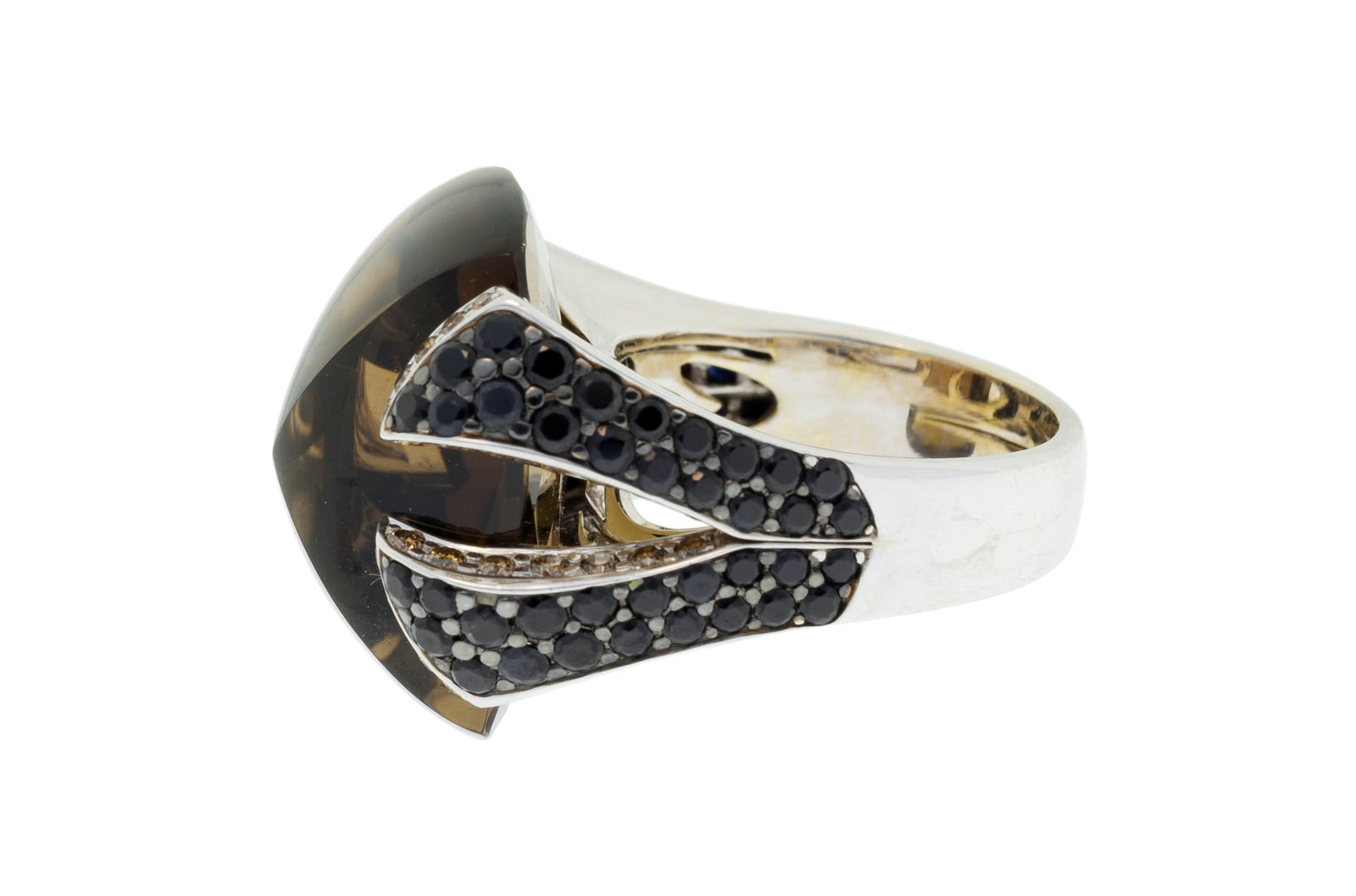 Bague en or gris 750 sertie d'un quartz fumé pain de sucre rehaussé de saphirs noirs et de - 2