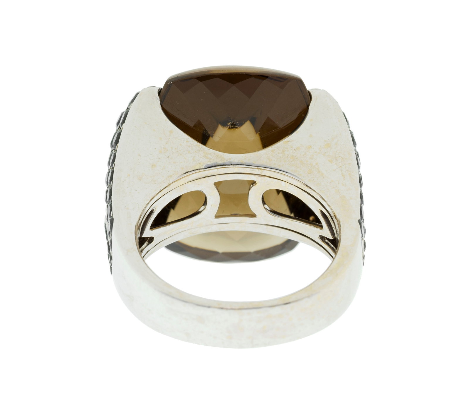 Bague en or gris 750 sertie d'un quartz fumé pain de sucre rehaussé de saphirs noirs et de - 3