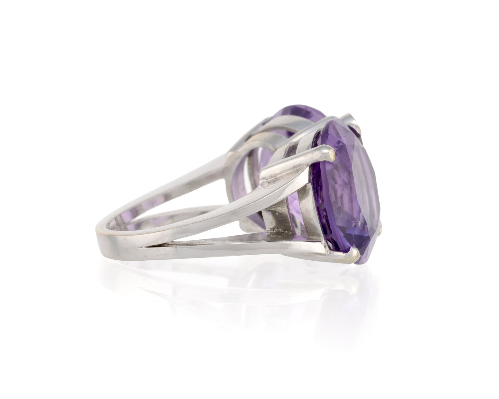 Bague or gris 750 sertie de deux améthystes taille rond séparées par une ligne de dia - 2