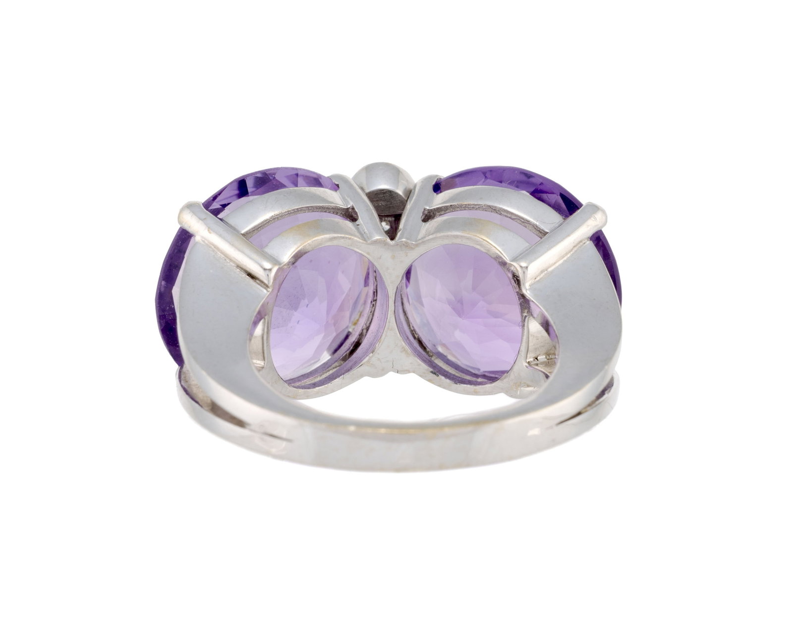 Bague or gris 750 sertie de deux améthystes taille rond séparées par une ligne de dia - 3