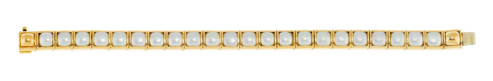 Louis Golay, bracelet or rose 750 composé d'une succession d'éléments carrés ser: Louis Golay, bracelet or rose 750 composé d'une succession d'éléments carrés sertis de fragments de perles blanches, signé, long. 18.5 cm, 43g Condition Monture: Bon
