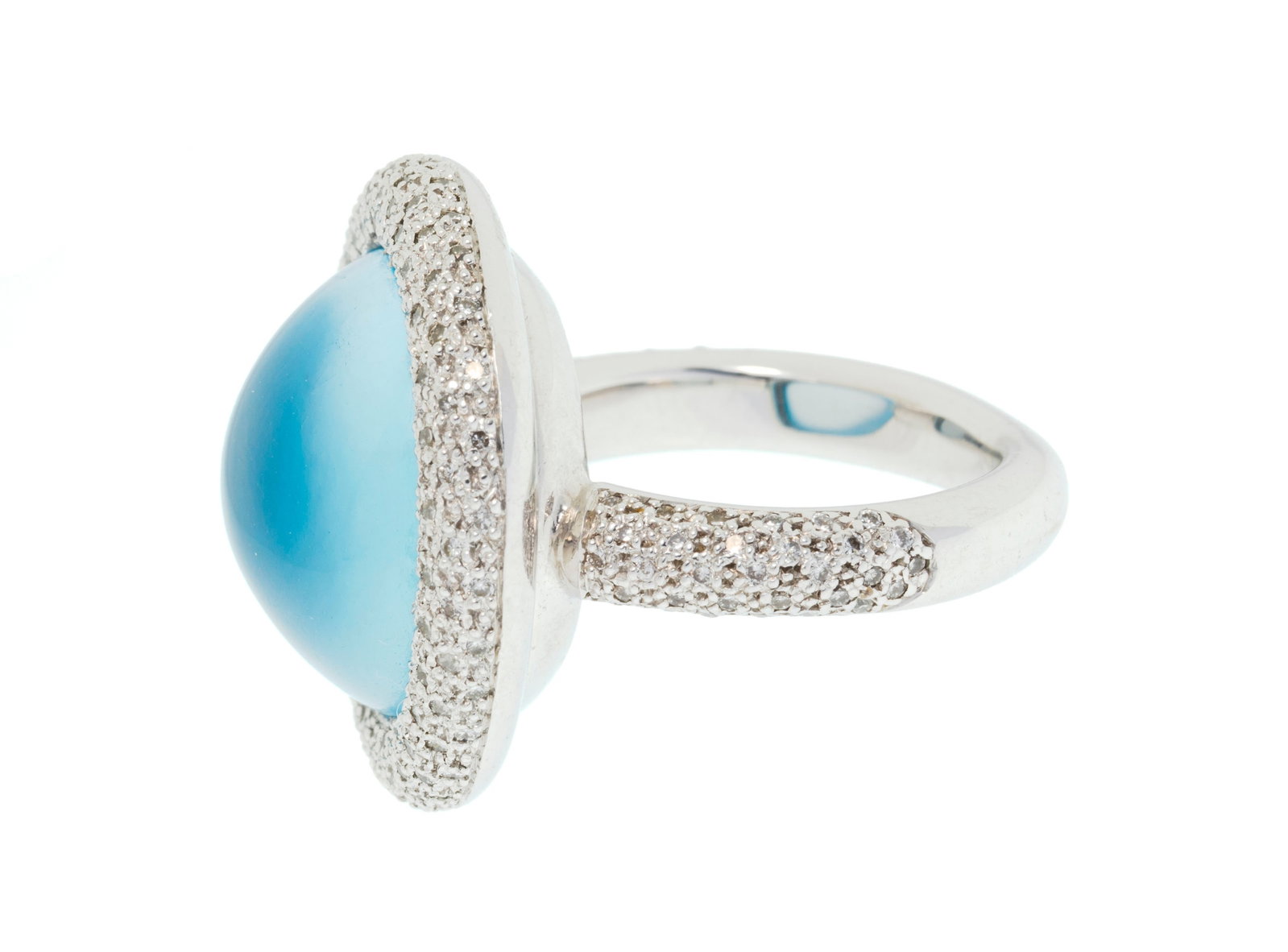 Bague or gris 750 sertie d'un cabochon d'aigue-marine entouré de diamants taille brillant, doig - 2