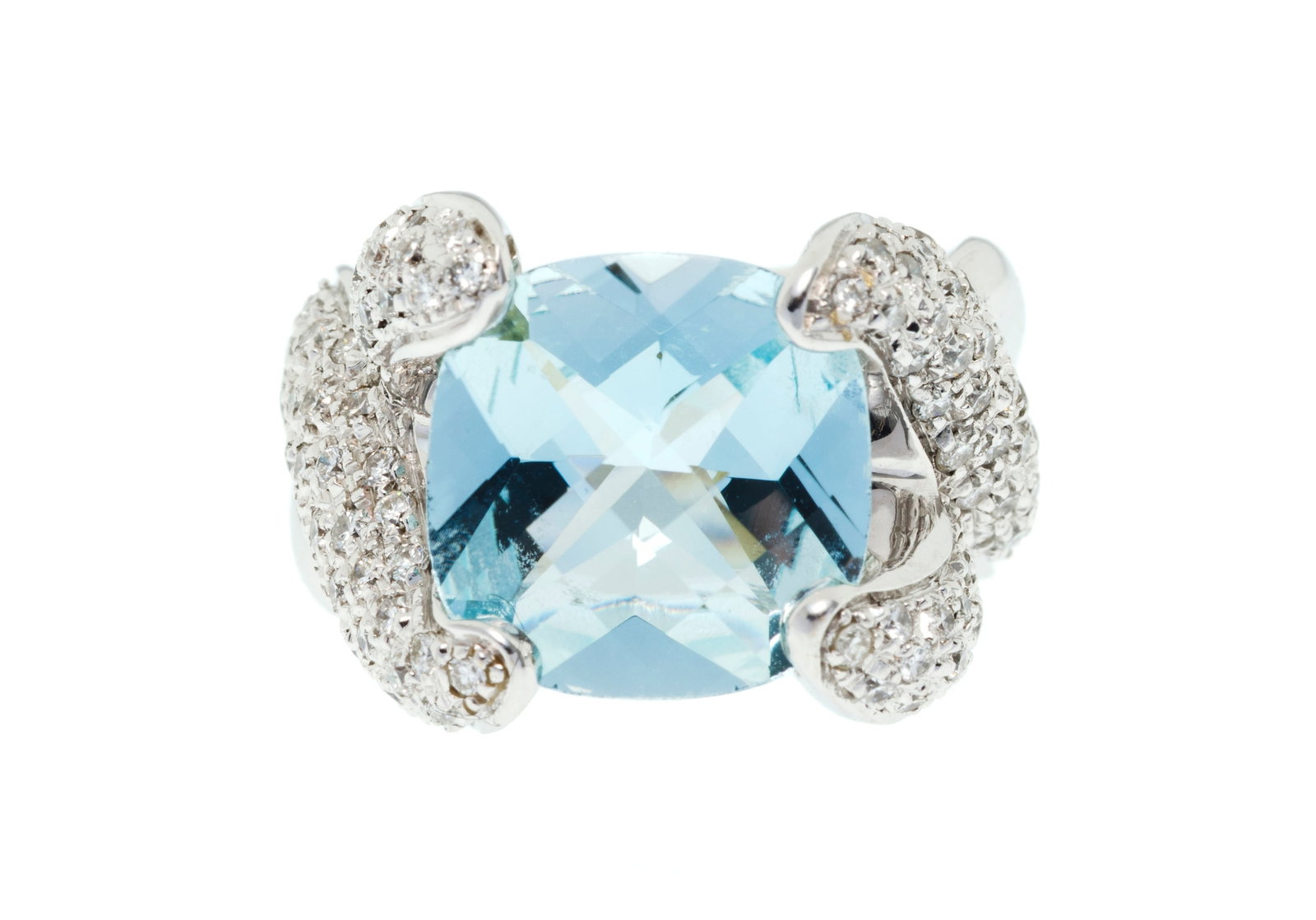Bague or gris 750 à motif double pavé de diamants taille brillant et enserrant une aigue-m: Bague or gris 750 à motif double pavé de diamants taille brillant et enserrant une aigue-marine facettée, doigt 52-12, 12g Condition Monture: Bon état de conservation
