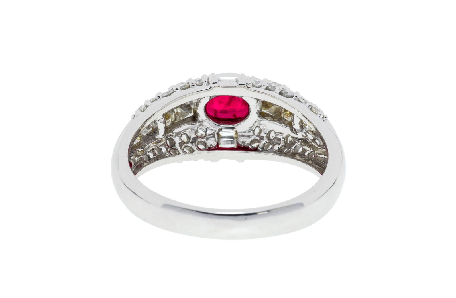 Bague or gris 750 sertie d'un rubis ovale entouré de diamants taille brillant et baguette, doig - 3
