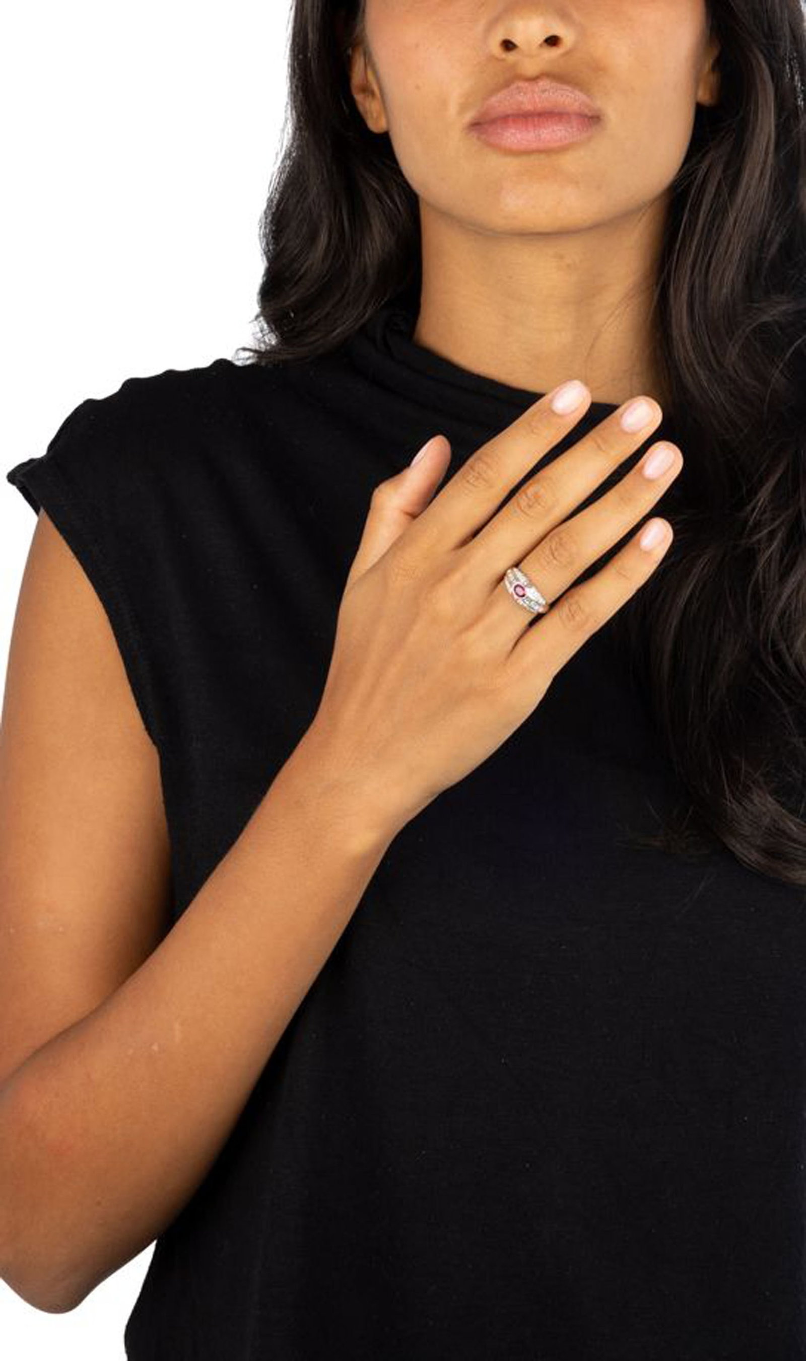 Bague or gris 750 sertie d'un rubis ovale entouré de diamants taille brillant et baguette, doig - 4