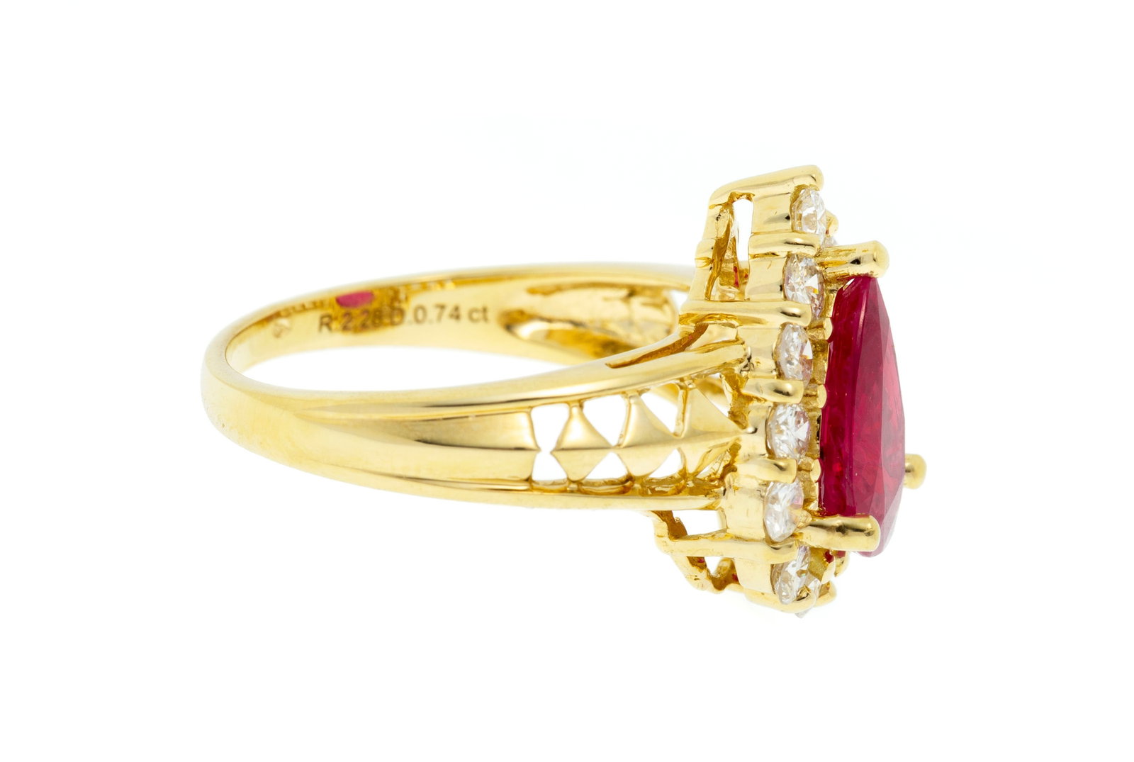Bague or 750 ajouré d'un décor dentelé sertie d'un rubis taille poire entouré de - 2