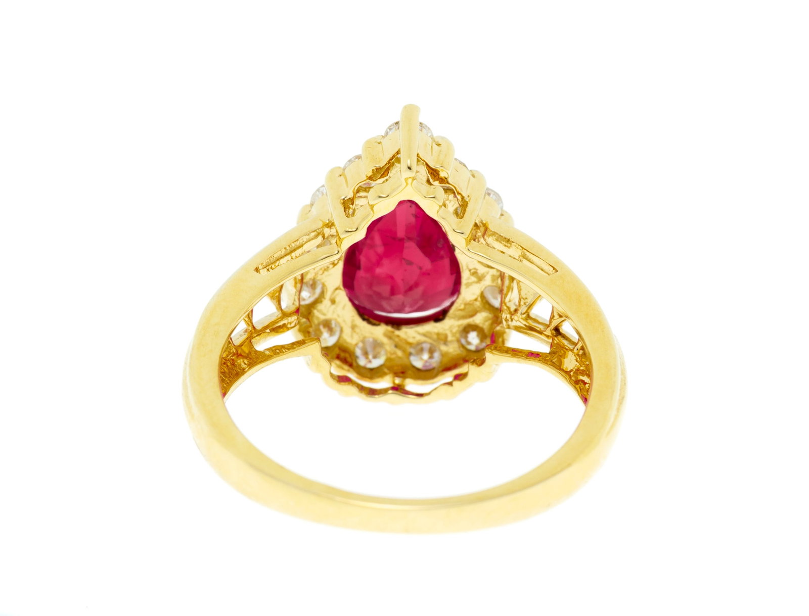 Bague or 750 ajouré d'un décor dentelé sertie d'un rubis taille poire entouré de - 3