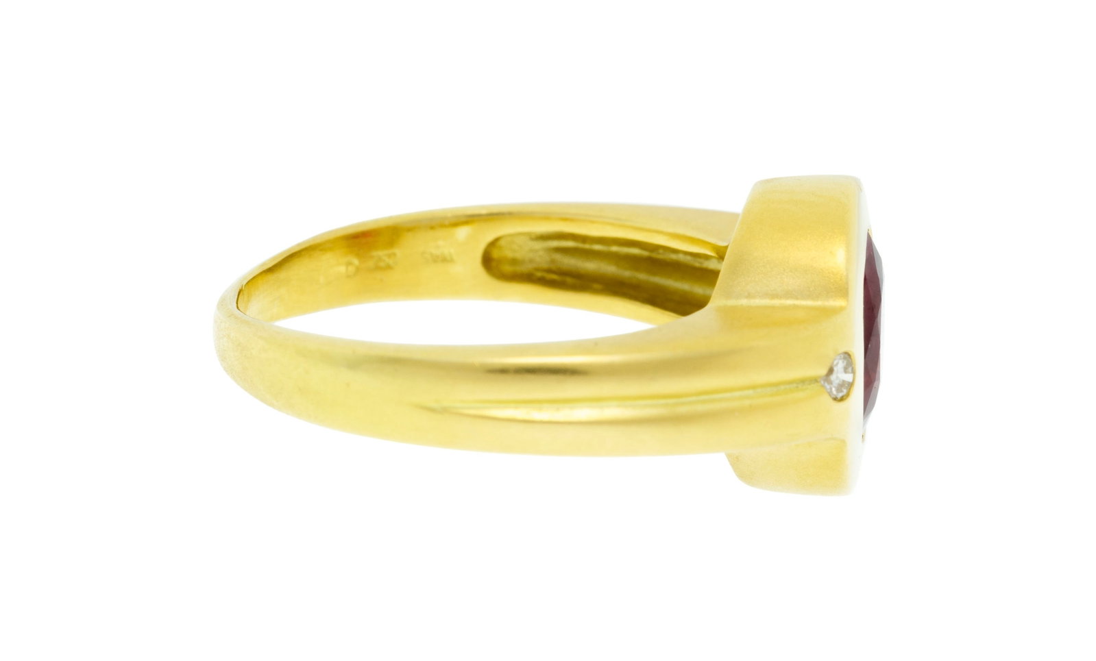 Bague or 750 sablé sertie d'un rubis ovale épaulé de deux diamants taille brillant, d - 2
