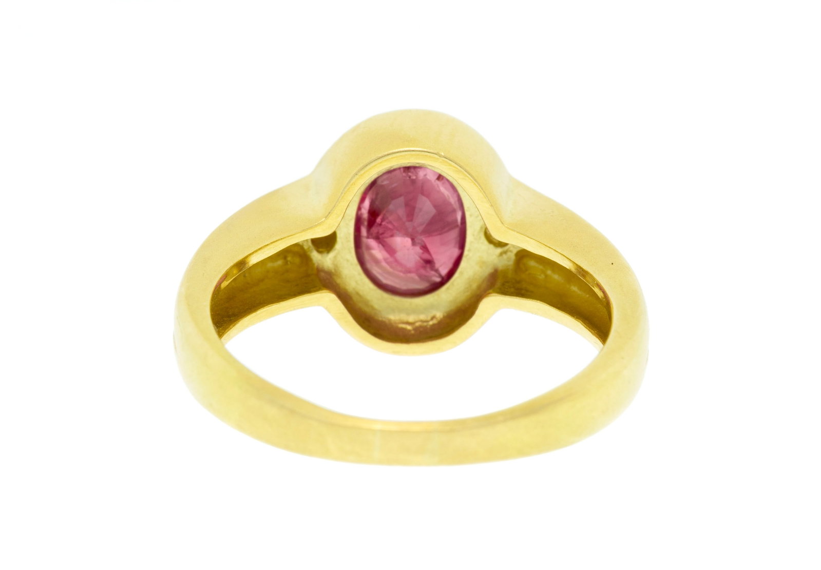Bague or 750 sablé sertie d'un rubis ovale épaulé de deux diamants taille brillant, d - 3