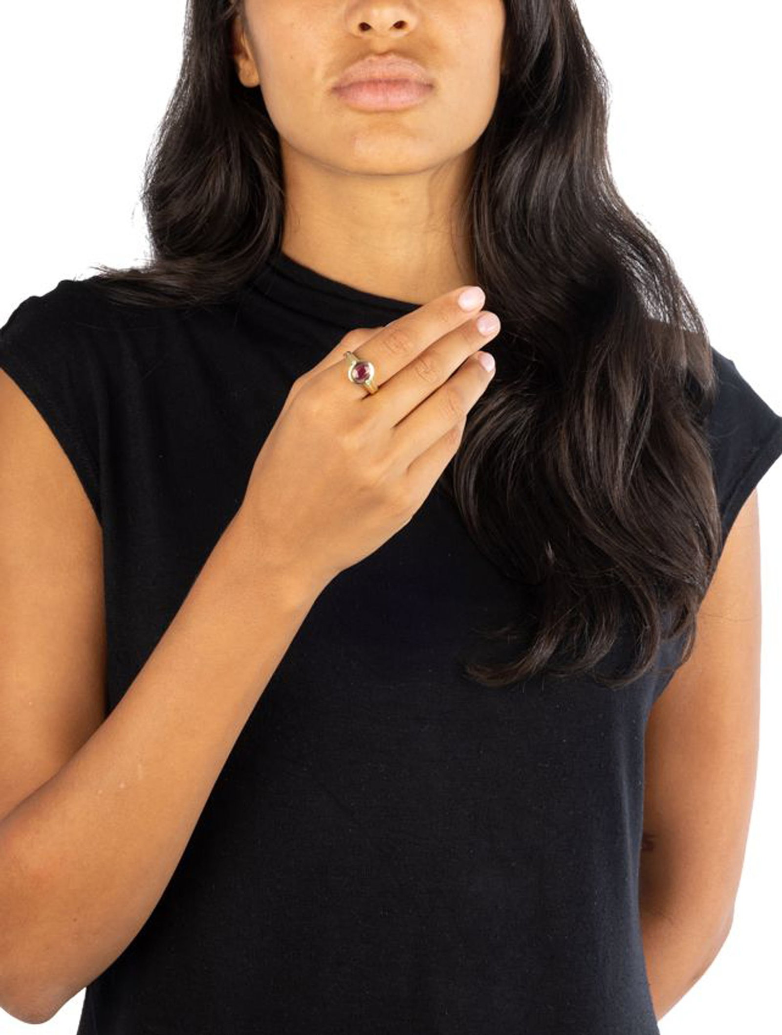 Bague or 750 sablé sertie d'un rubis ovale épaulé de deux diamants taille brillant, d - 4