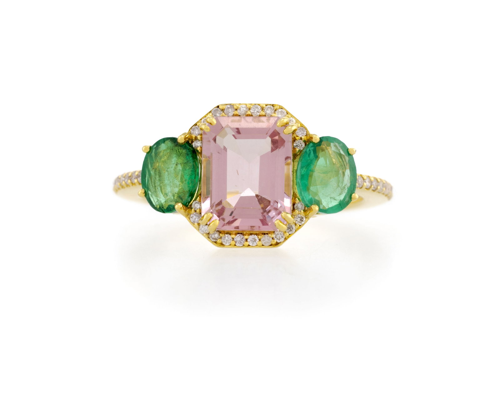Bague or 750 sertie d'une morganite octogonale épaulée de deux émeraudes ovales, : Bague or 750 sertie d'une morganite octogonale épaulée de deux émeraudes ovales, épaulées et entourées de diamants taille brillant, doigt 55-15 Condition Très bon