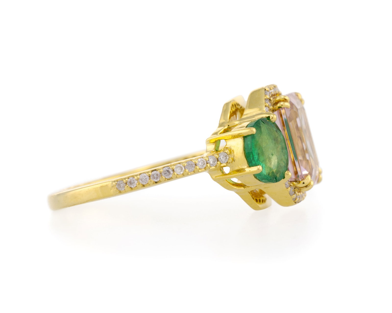 Bague or 750 sertie d'une morganite octogonale épaulée de deux émeraudes ovales,  - 2