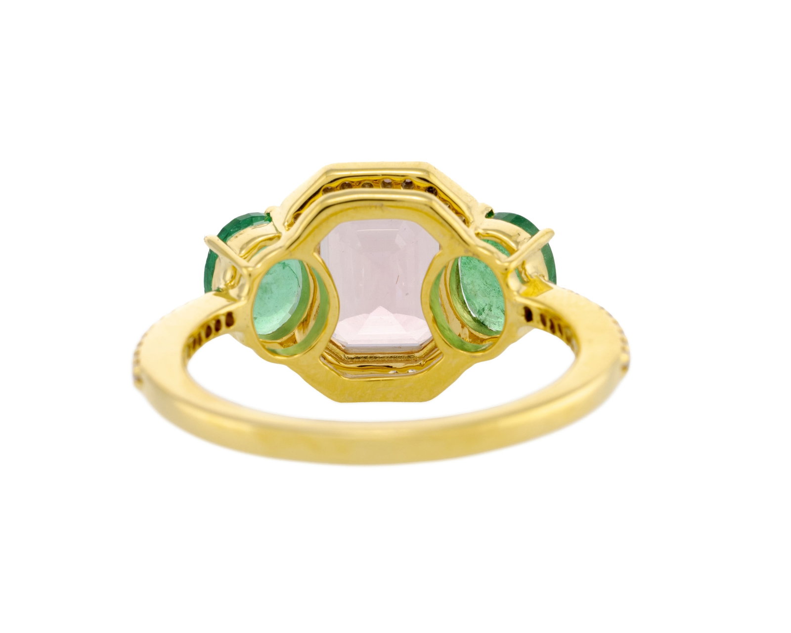 Bague or 750 sertie d'une morganite octogonale épaulée de deux émeraudes ovales,  - 3