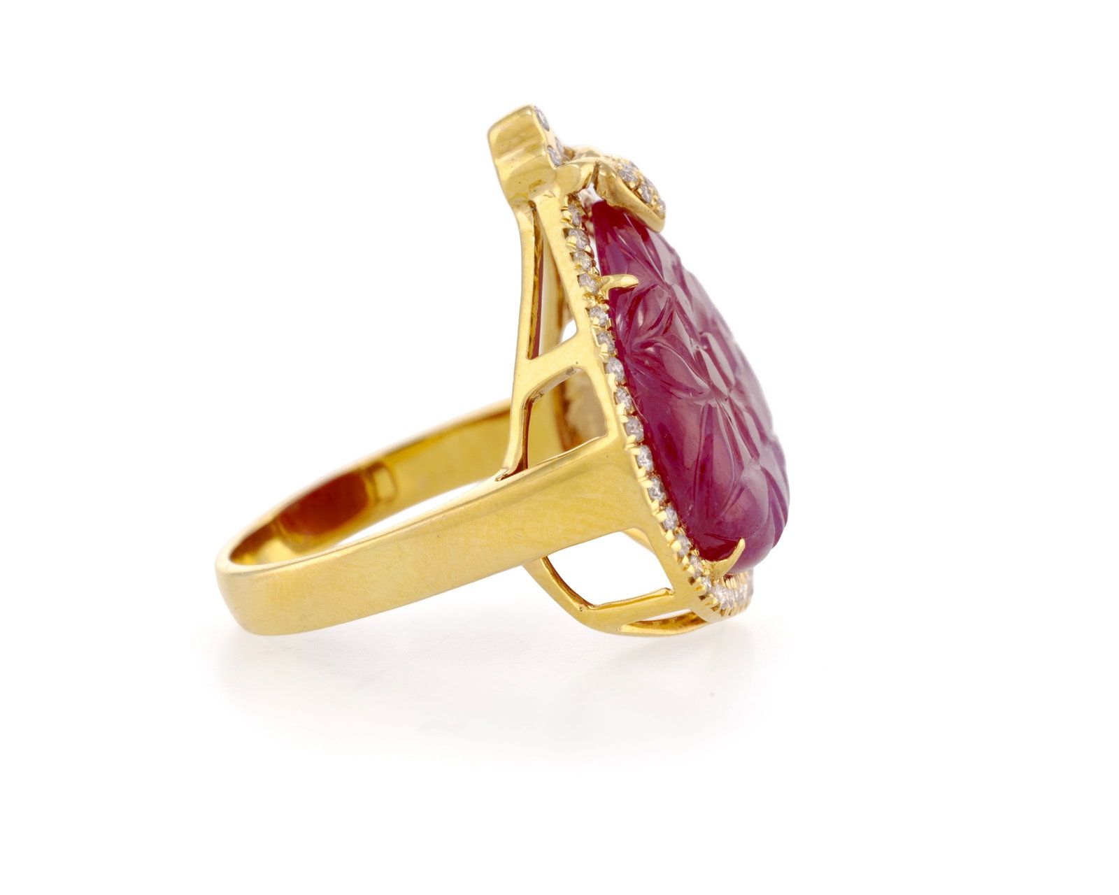 Bague or 750 sertie d'un rubis gravé d'un motif floral entouré de diamants taille brillant - 2