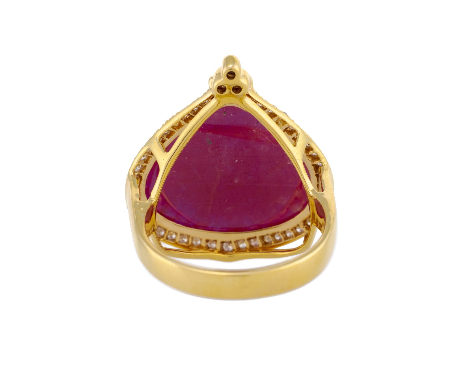 Bague or 750 sertie d'un rubis gravé d'un motif floral entouré de diamants taille brillant - 3
