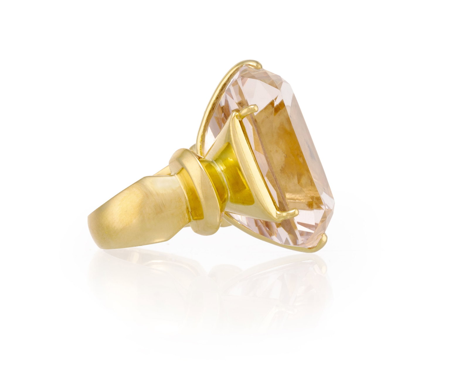 Bague or 750 sertie d'une morganite taille coussin rectangulaire (env. 49.80 ct), doigt 53-13, 35g - 2