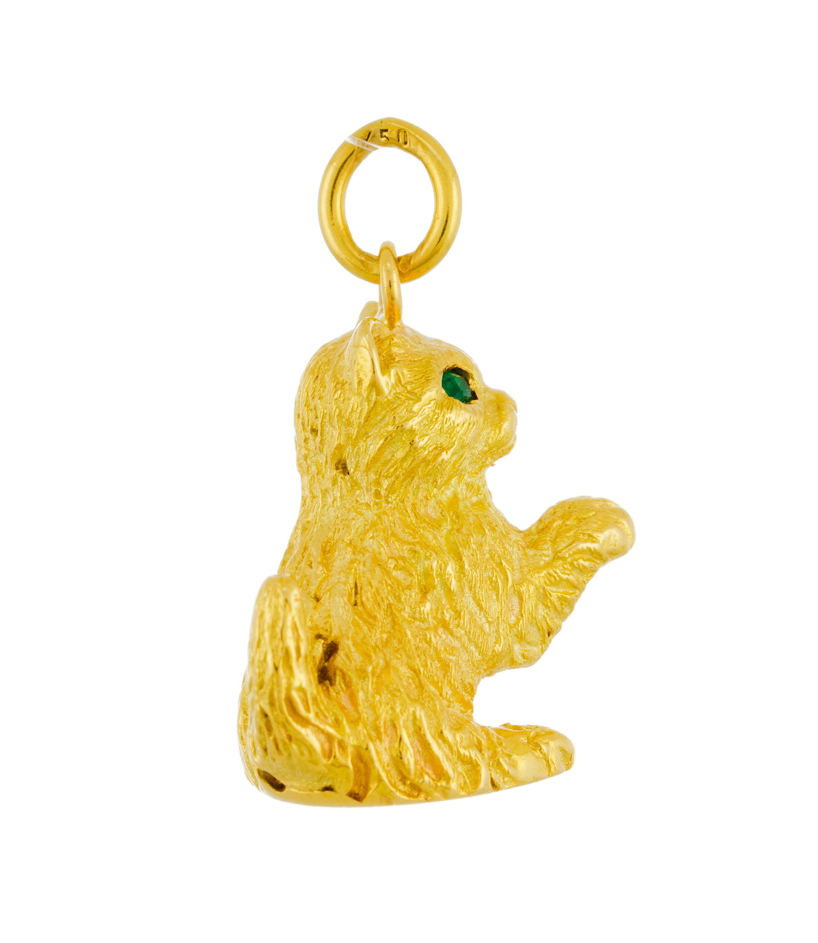 Pendentif chaton en or 750 texturé, les yeux sertis d'émeraudes, h. 2.3 cm, 14g - 2