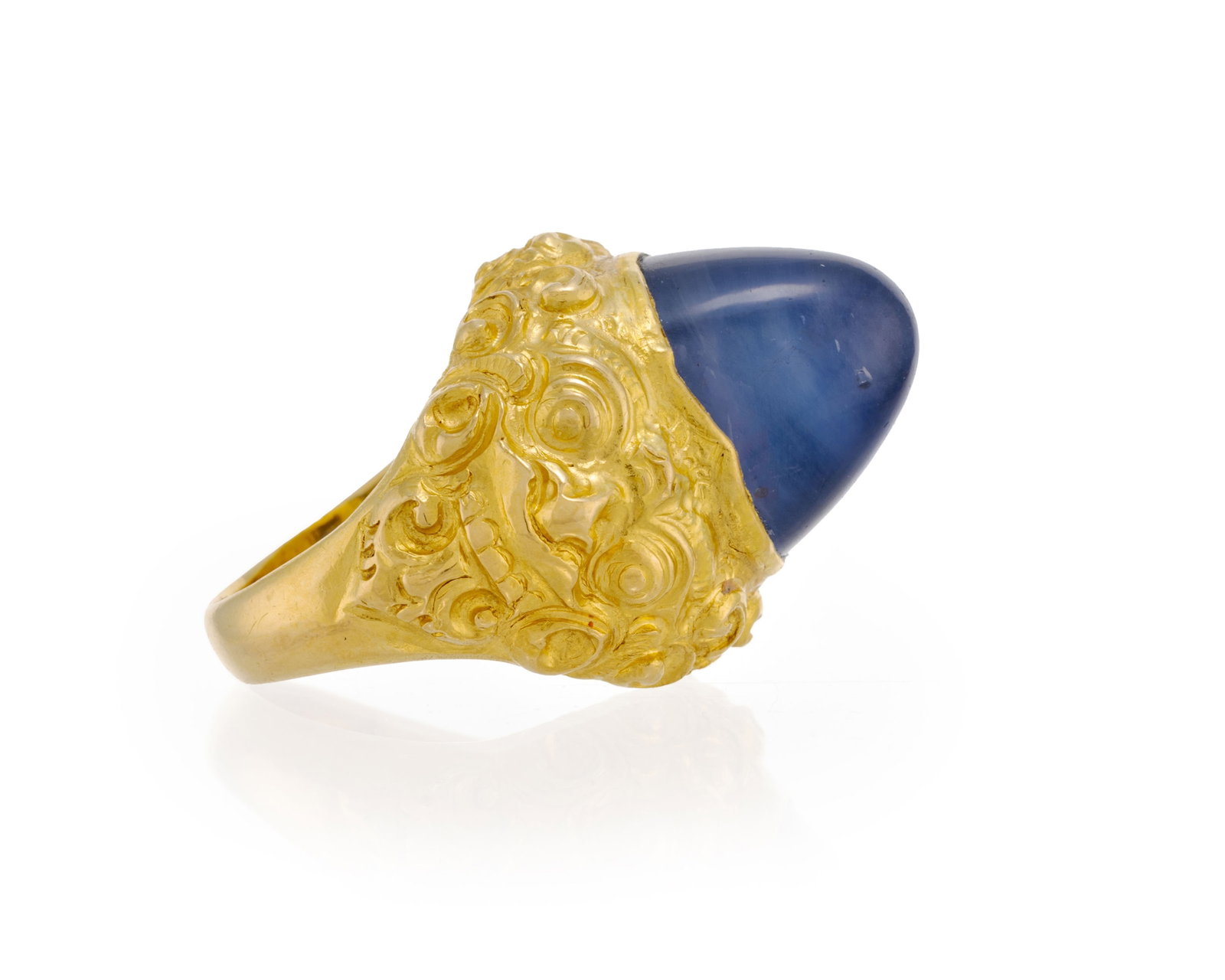 Bague, probablement Indonésie XXe s., en or 750 ciselé de deux Barong et sertie d'un saphi - 2