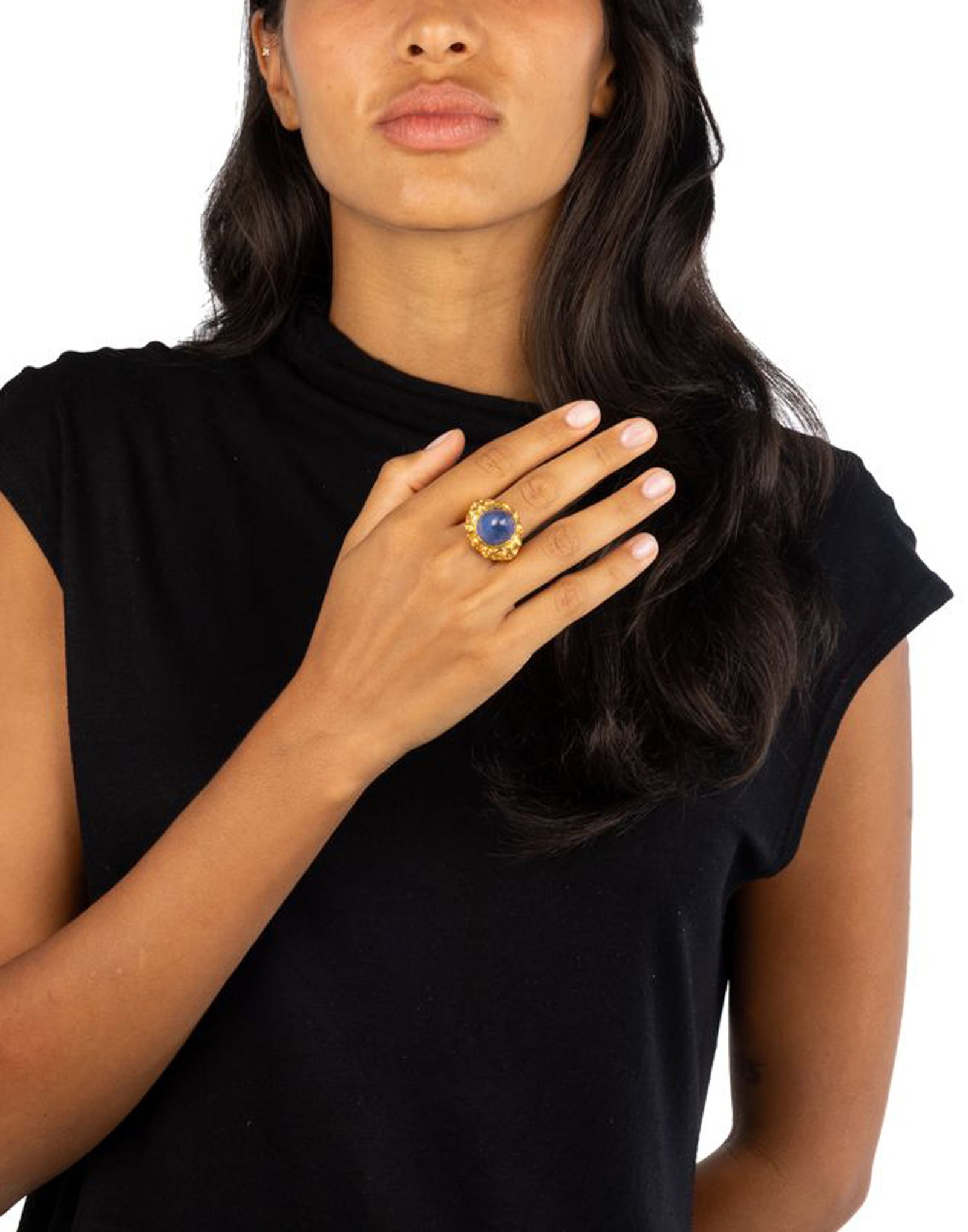 Bague, probablement Indonésie XXe s., en or 750 ciselé de deux Barong et sertie d'un saphi - 4