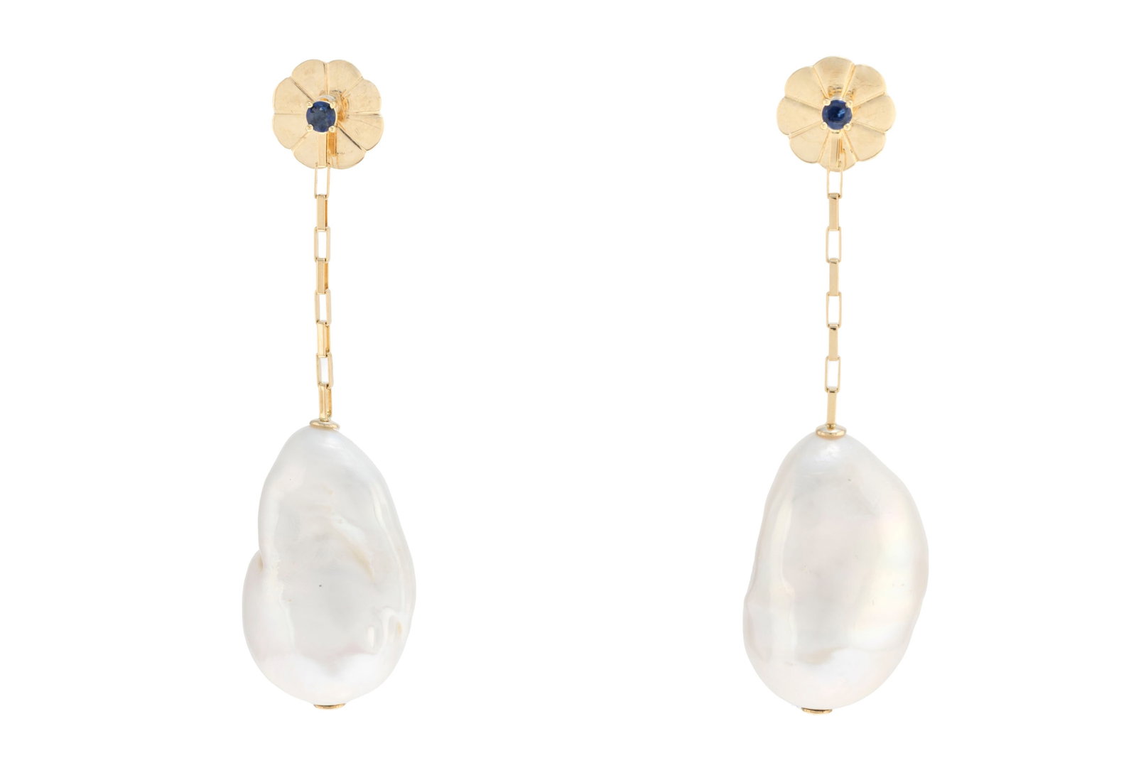 Paire de pendants d'oreilles or 750 sertis de deux petits saphirs taille rond retenant des perles de: Paire de pendants d'oreilles or 750 sertis de deux petits saphirs taille rond retenant des perles de culture baroques, h. 5.5 cm Condition Très bon état général.
