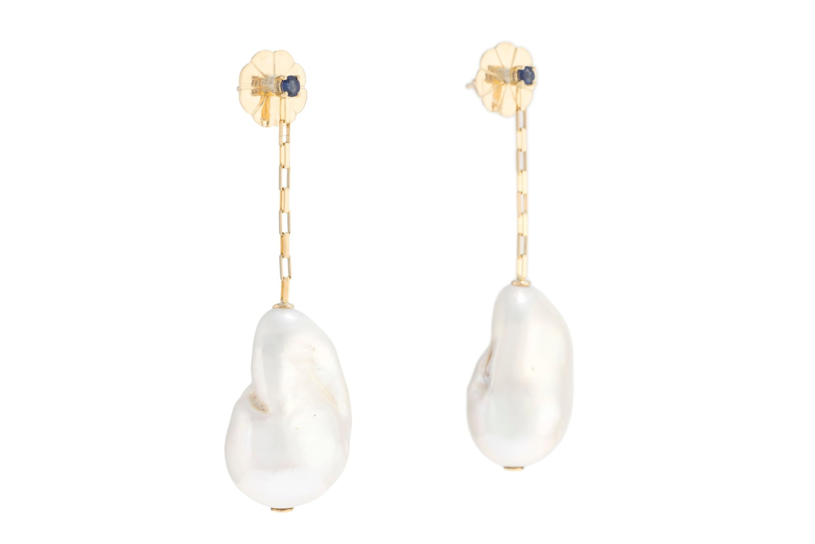 Paire de pendants d'oreilles or 750 sertis de deux petits saphirs taille rond retenant des perles de - 2