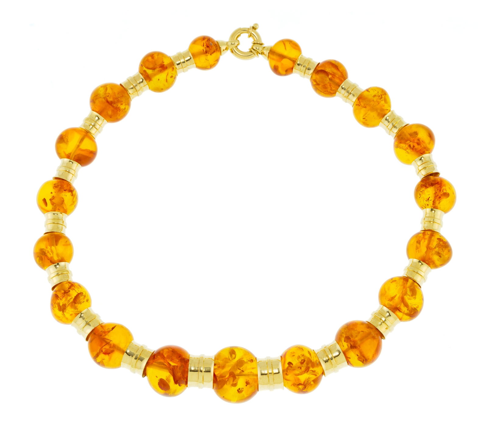 Collier alternant des éléments tubulaires en or 750 alternés de billes d'ambre, long.: Collier alternant des éléments tubulaires en or 750 alternés de billes d'ambre, long. 50 cm Condition Bon état de conservation général. Présence de rayures et micro