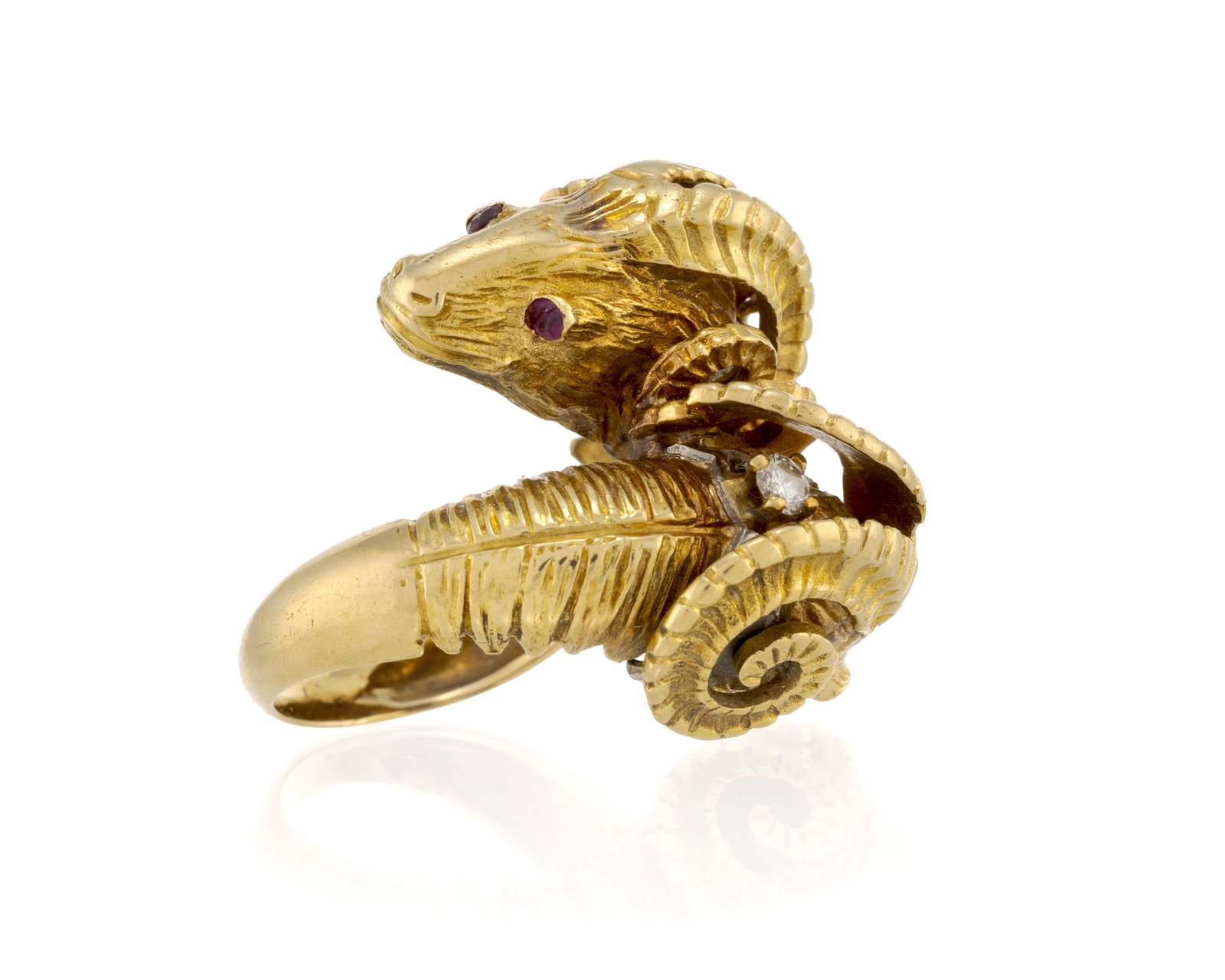 Zolotas, bague or 750 à doubles têtes de béliers serties de diamants taille brillant : Zolotas, bague or 750 à doubles têtes de béliers serties de diamants taille brillant et dont les yeux sont sertis de rubis taille rond, signée, doigt 55.5-15.5, 19g Condition Bon &
