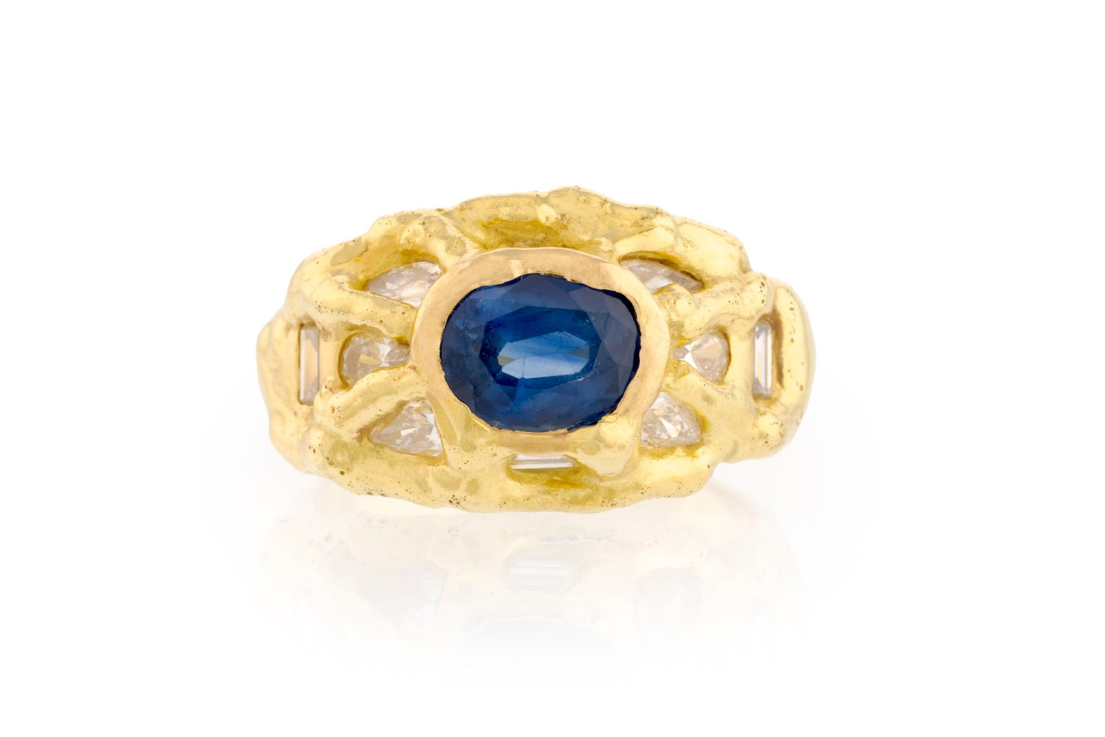 Bague or 750 sertie d'un saphir taille ovale entouré de diamants taille goutte et taille baguet (1 of 4)