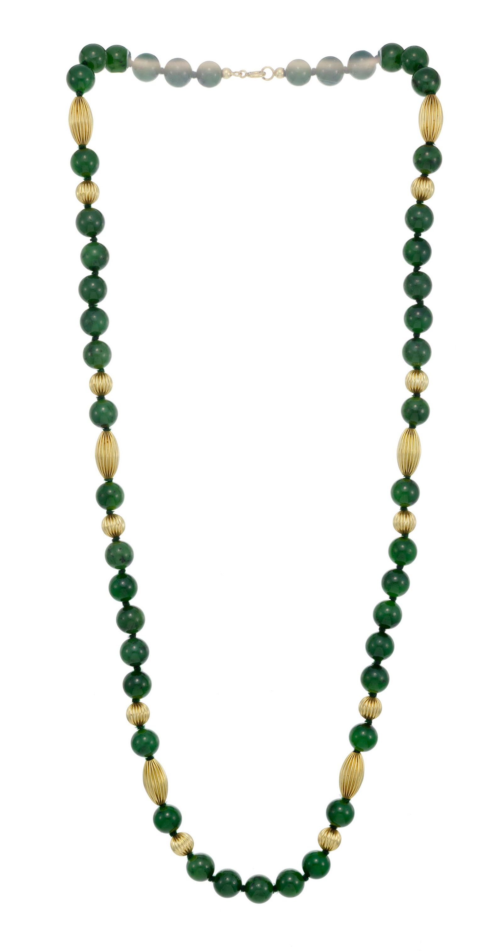 Sautoir composé de billes de serpentine alternées d'éléments en or 750 cannel: Sautoir composé de billes de serpentine alternées d'éléments en or 750 cannelés, long. 73 cm Condition Bon état de conservation général. Présence de