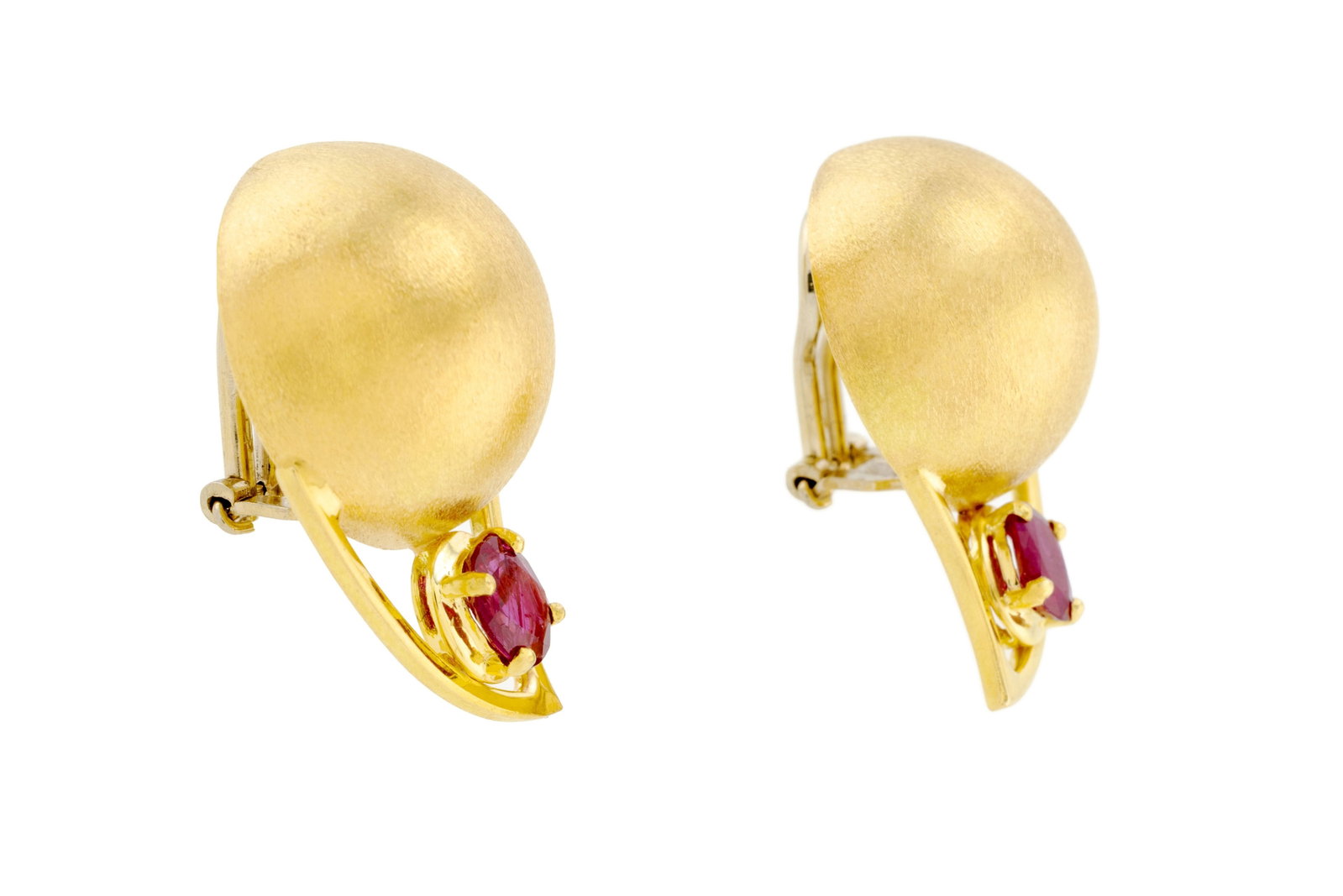 Paire de clips d'oreilles or 750 brossé à motifs bombés sertis de deux rubis taille o - 2