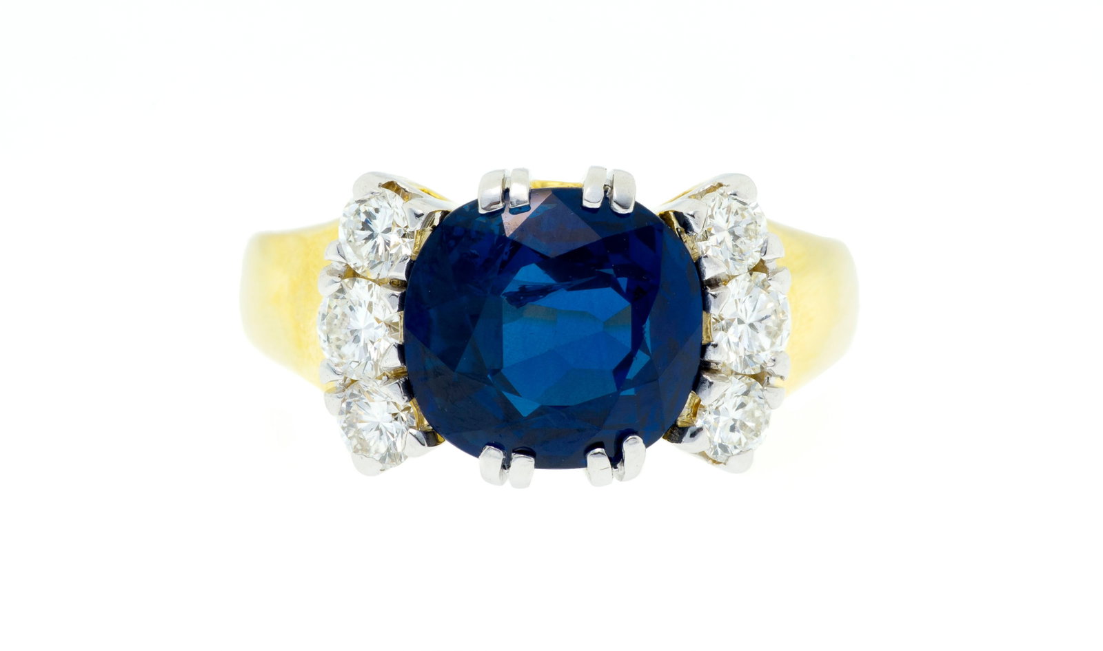 Bague 2 ors 750 sertie d'un saphir taille coussin épaulé de six diamants taille brillant, : Bague 2 ors 750 sertie d'un saphir taille coussin épaulé de six diamants taille brillant, doigt 54-14, 5g Condition Monture: Très bon état de conservation général.