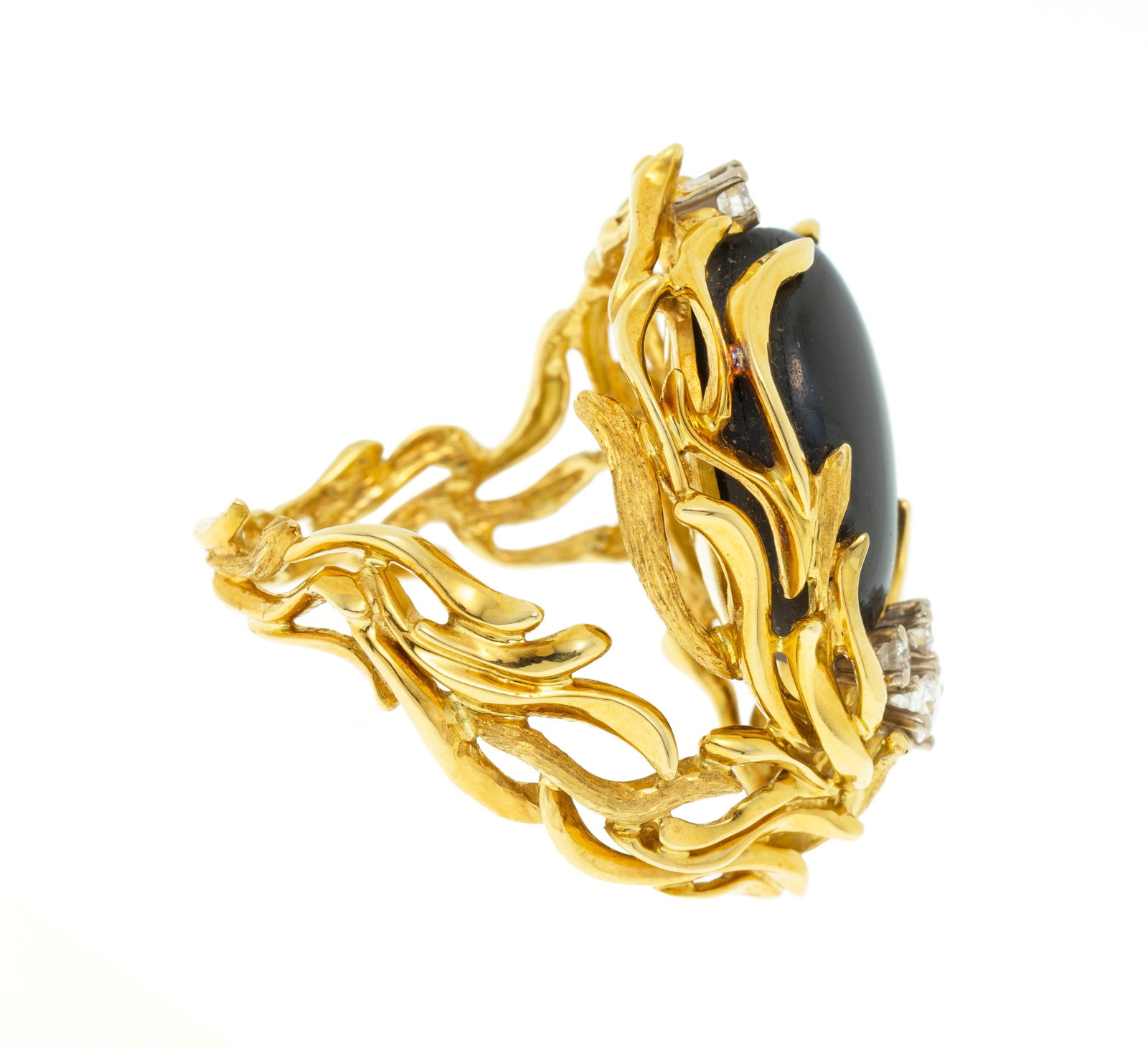 Gilbert Albert, bague en or 750 à motif végétal ajouré enserrant un cabochon de  - 2