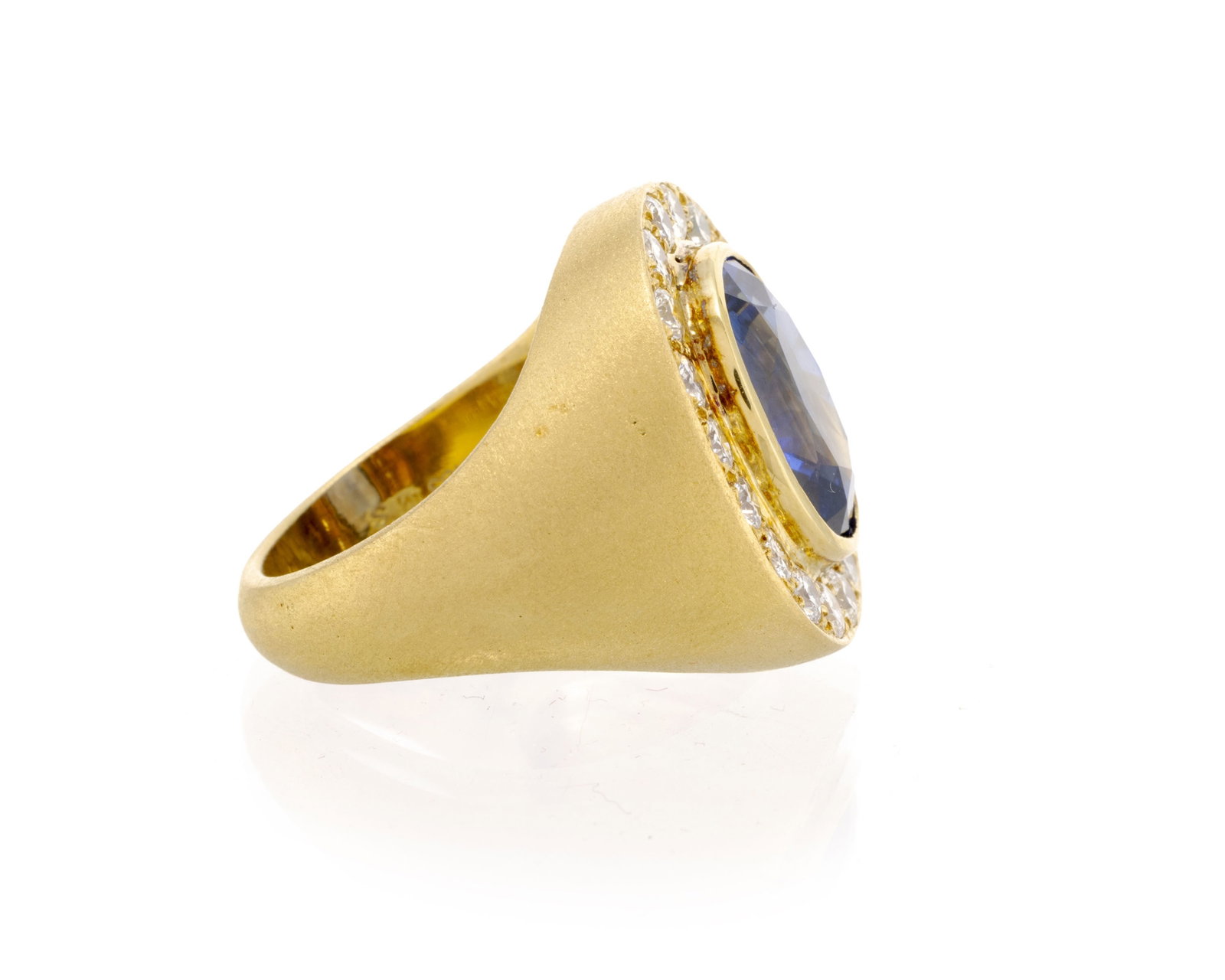 Bague or 750 satiné sertie d’un saphir taille ovale (env. 8.10 ct) entouré de diaman - 2
