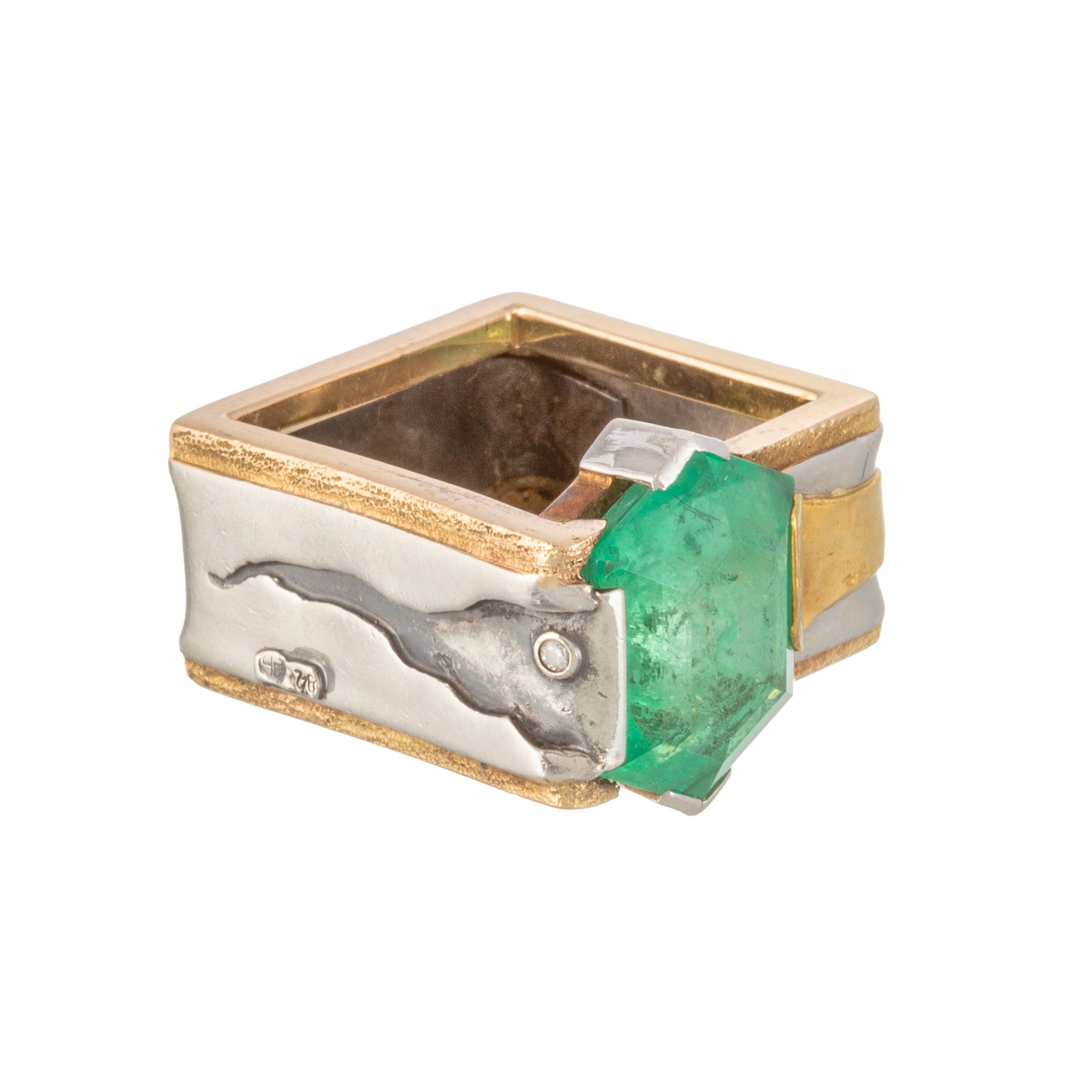 Bague à base carrée 2 ors 750 sertie de deux petits diamants taille brillant et d'une  - 4