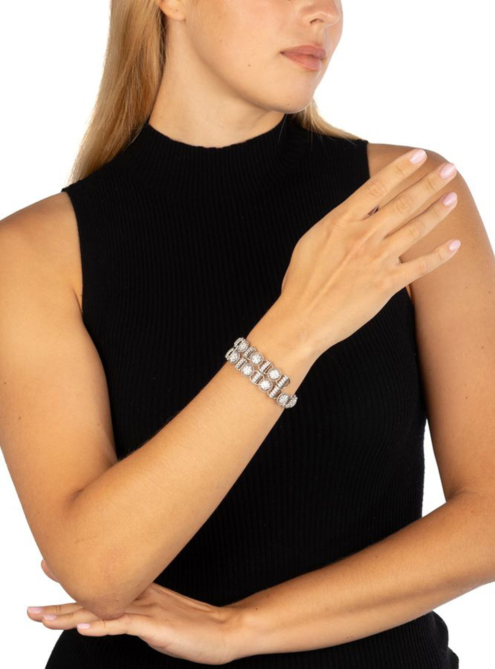 Bracelet or gris 750 formé d'une succession de fleurettes serties de diamants taille 8/8, long. - 4