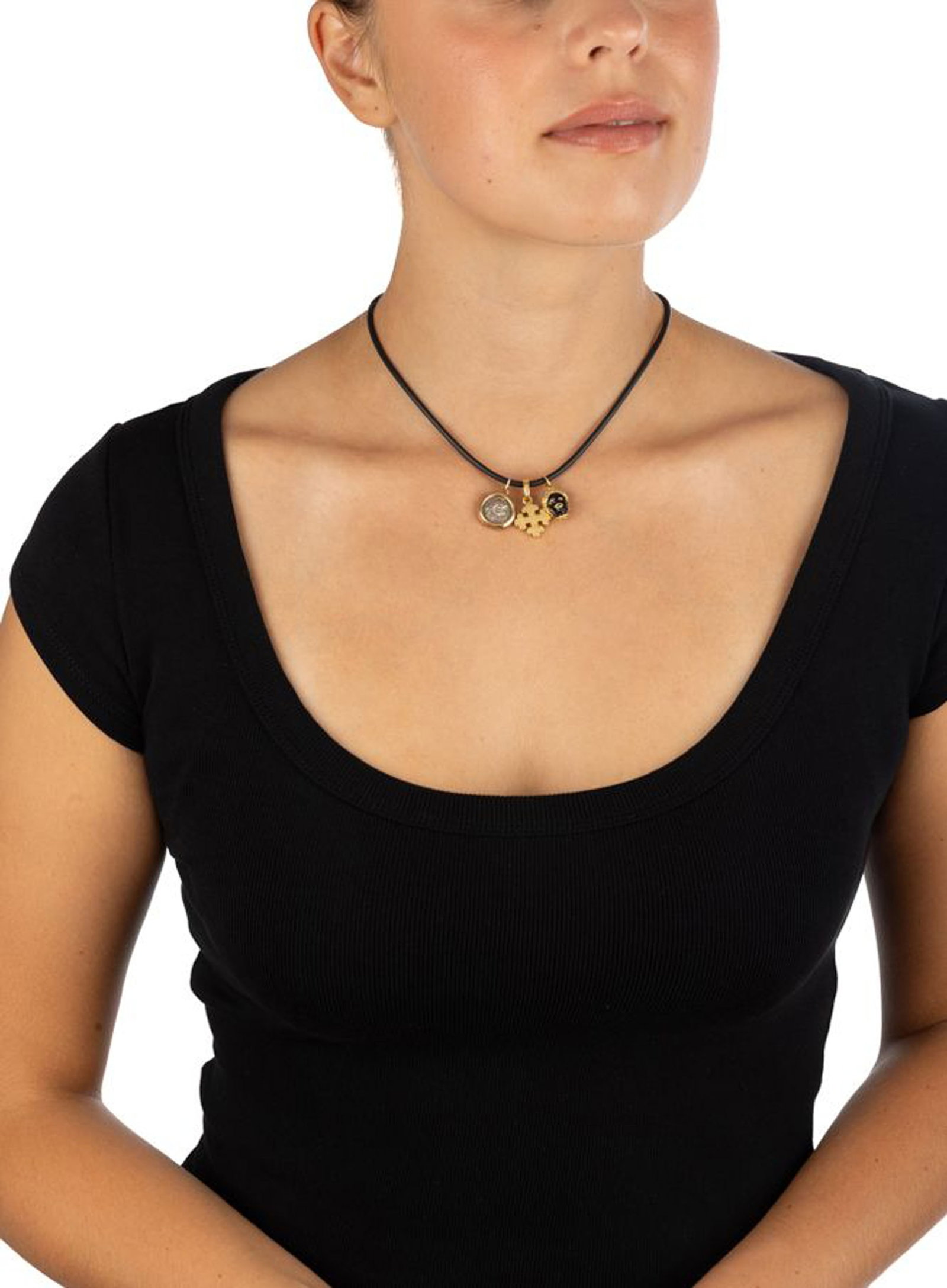 Lot de 3 pendentifs, l'un en or 750 représentant une croix botonnée, le deuxième en o - 4