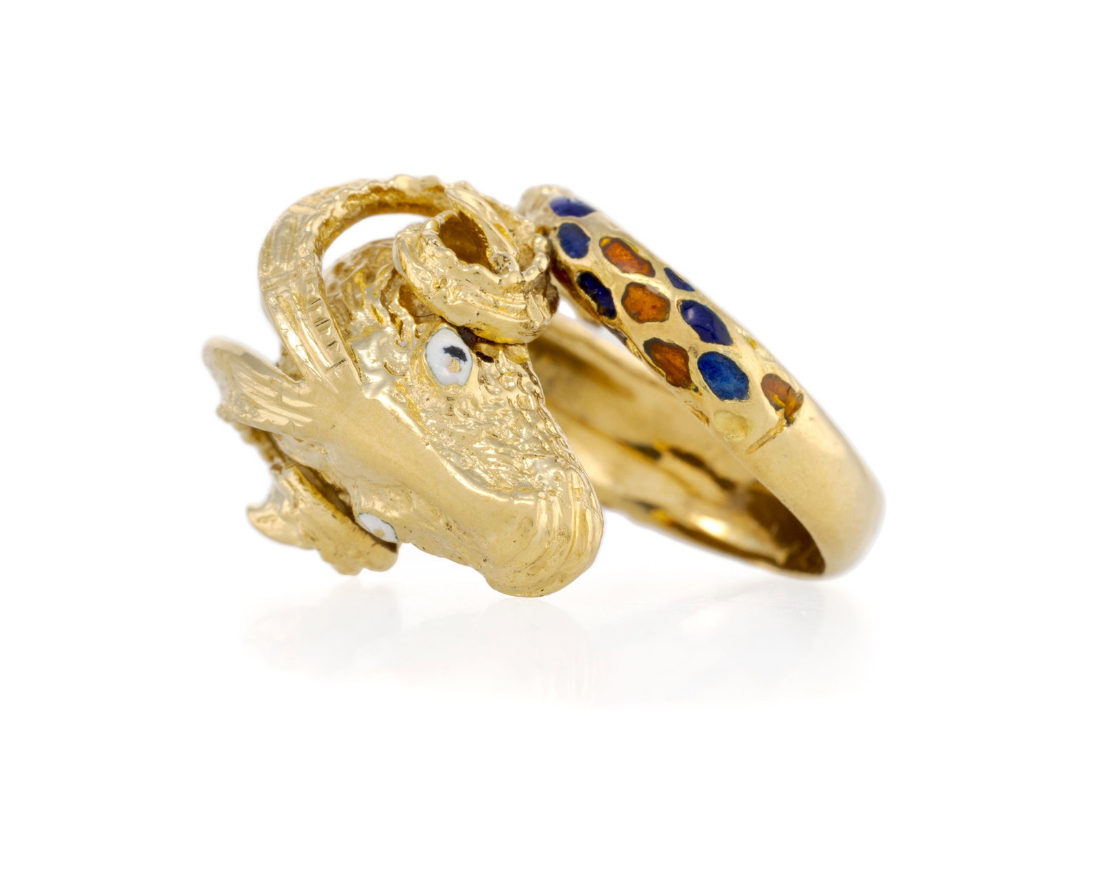Bague or 750 texturé figurant une tête de bélier sur un corps émaillé d': Bague or 750 texturé figurant une tête de bélier sur un corps émaillé d'écailles bleues et oranges, doigt 47-7, 11g (dégâts à l'émail) Condition Etat