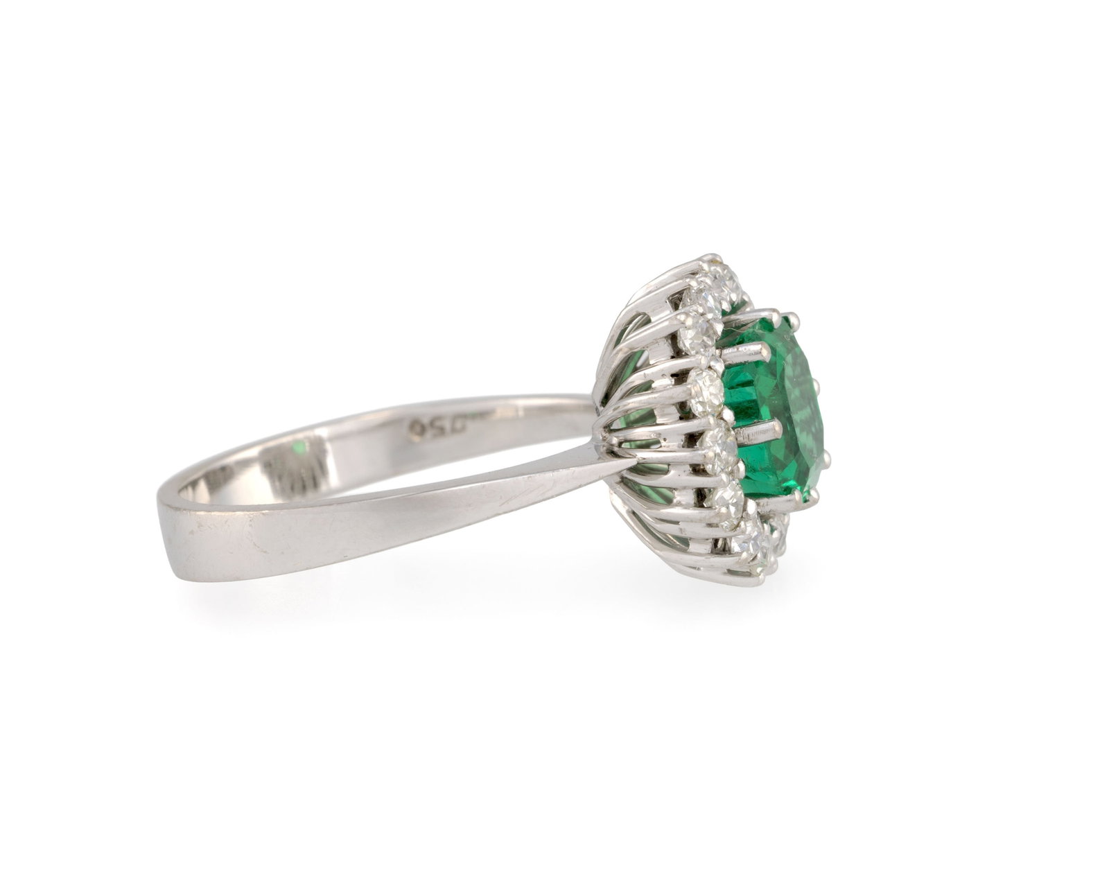 Bague or gris 750 sertie d'une émeraude (env. 1.60 ct) taille émeraude entourée de di - 2