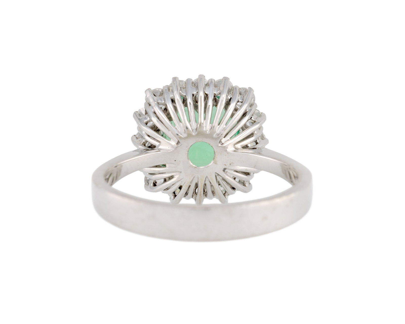 Bague or gris 750 sertie d'une émeraude (env. 1.60 ct) taille émeraude entourée de di - 3